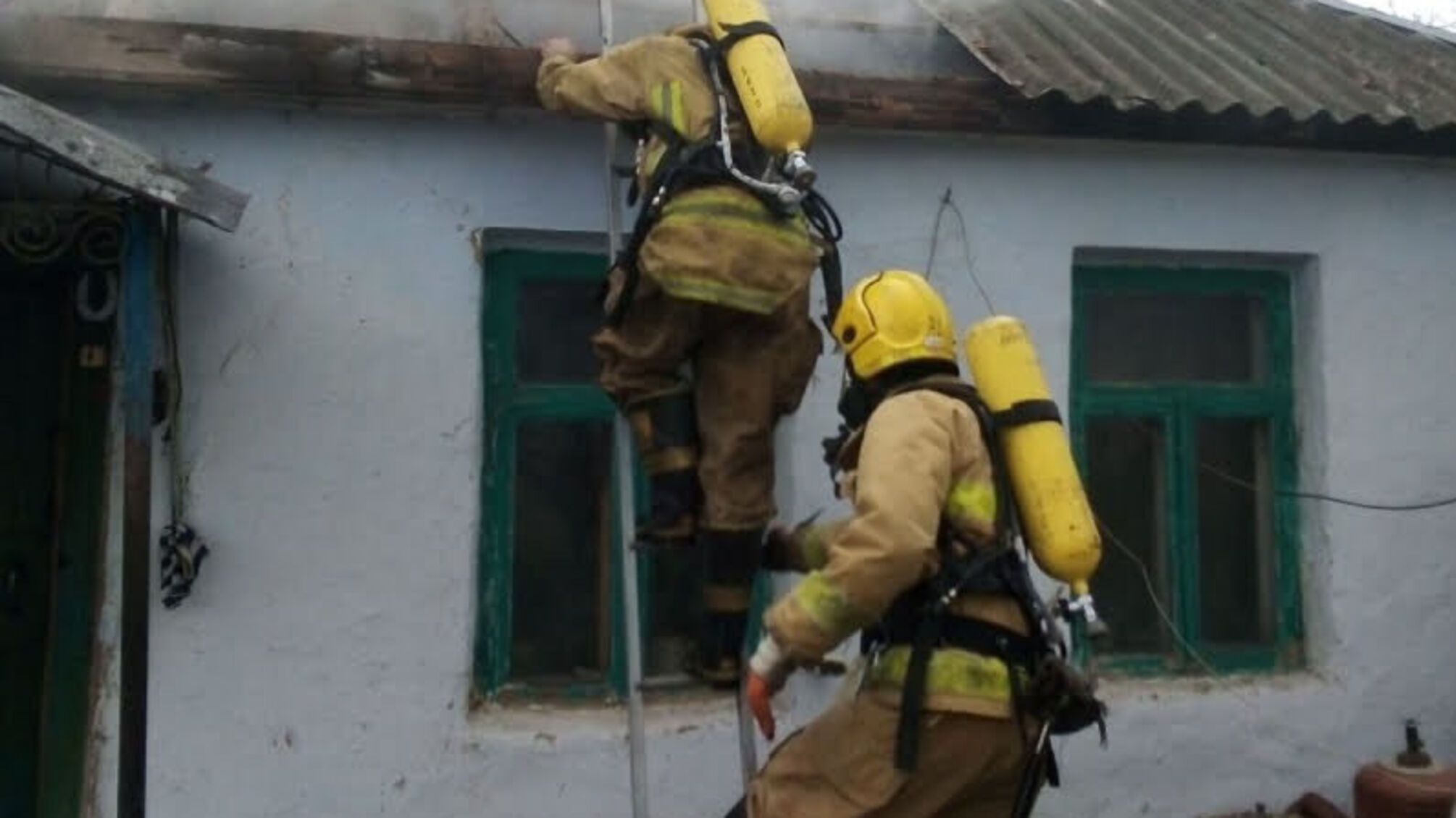 Херсонщина: олешківські рятувальники ліквідували пожежу в житловому будинку