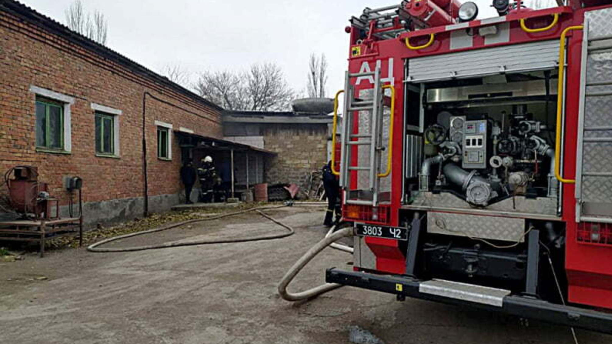Миколаївська область: вогнеборці ліквідували пожежі в складському приміщенні та магазині