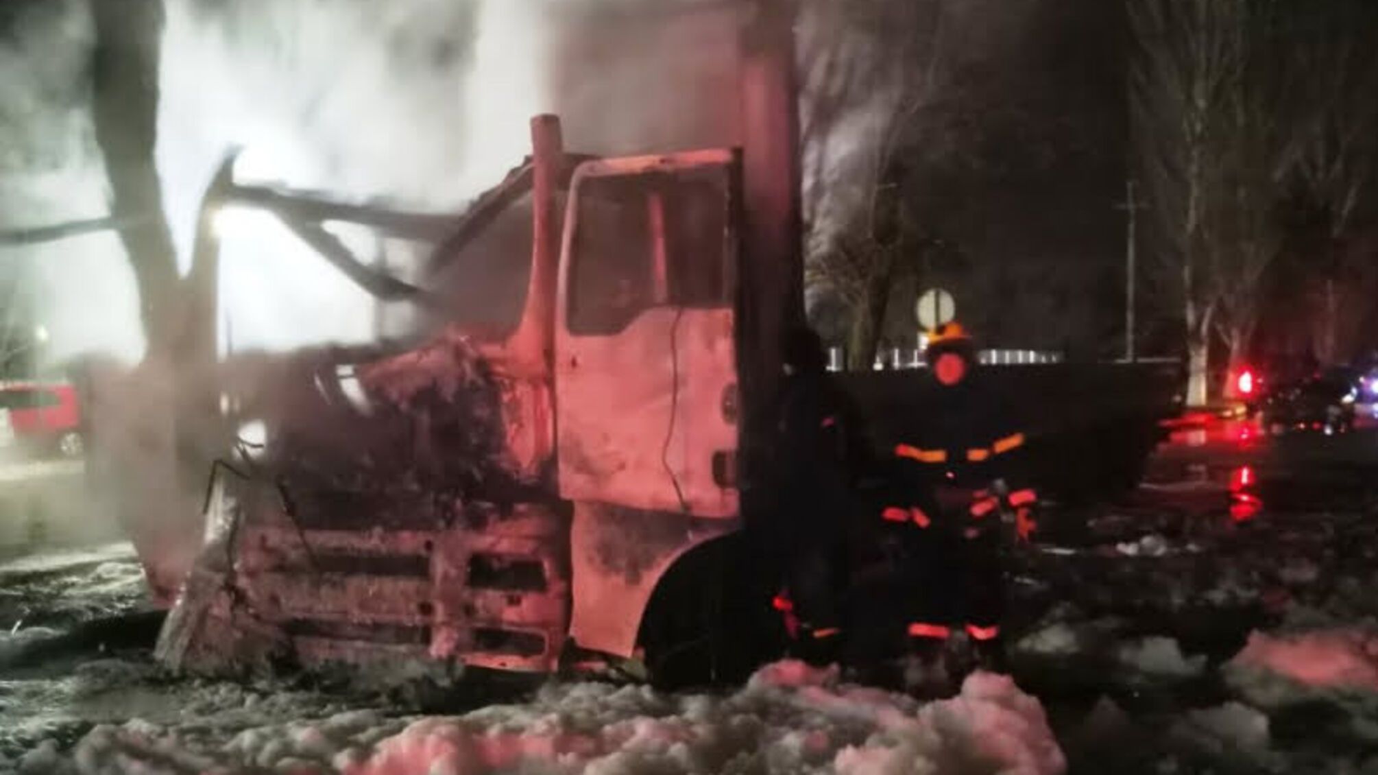 Херсонська область: новокаховські вогнеборці загасили автомобіль, що загорілася внаслідок ДТП