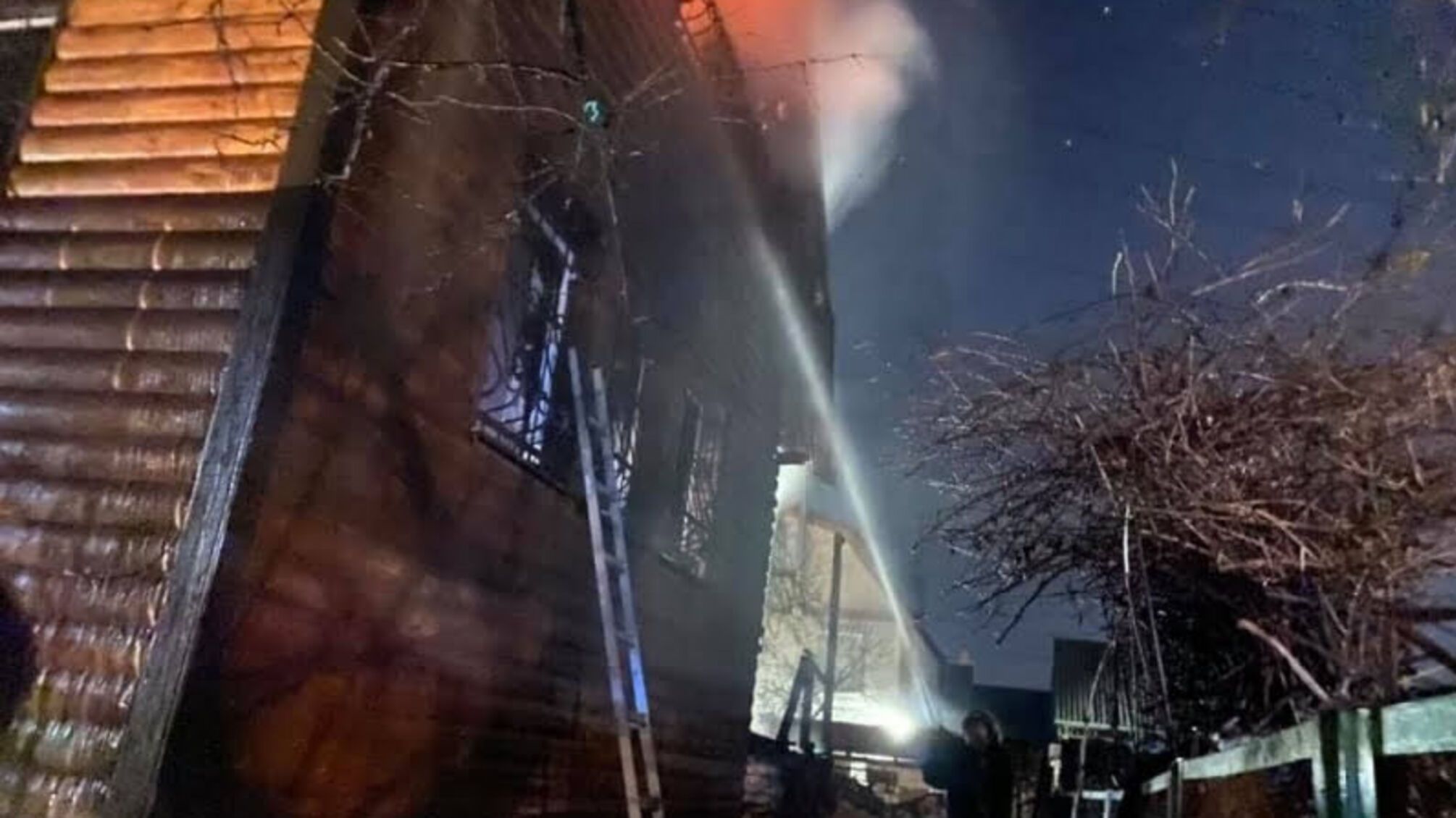 м.Київ: столичні вогнеборці ліквідували пожежу в приватному дерев’яному будинку
