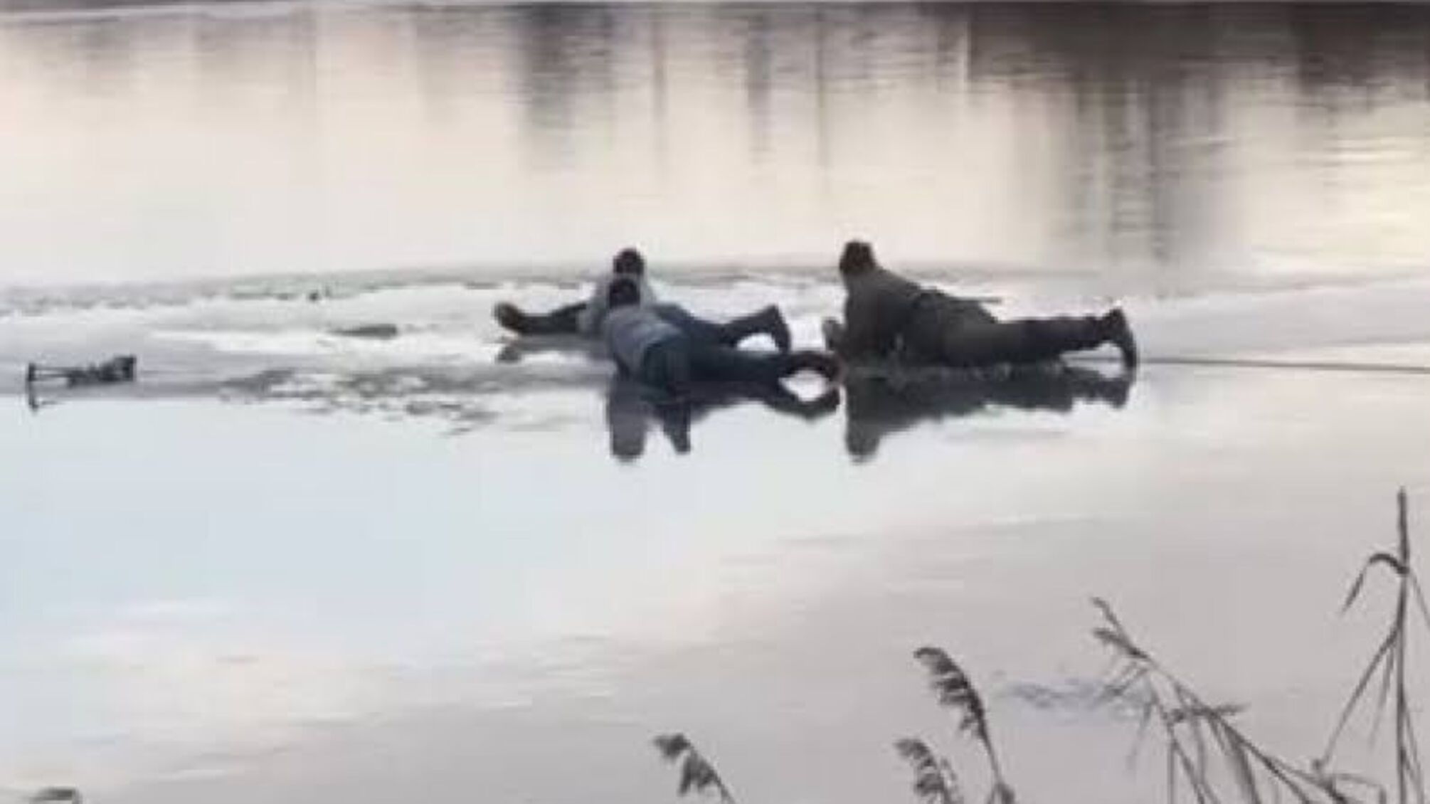 У Харкові врятували рибалку, який провалився під крихкий лід