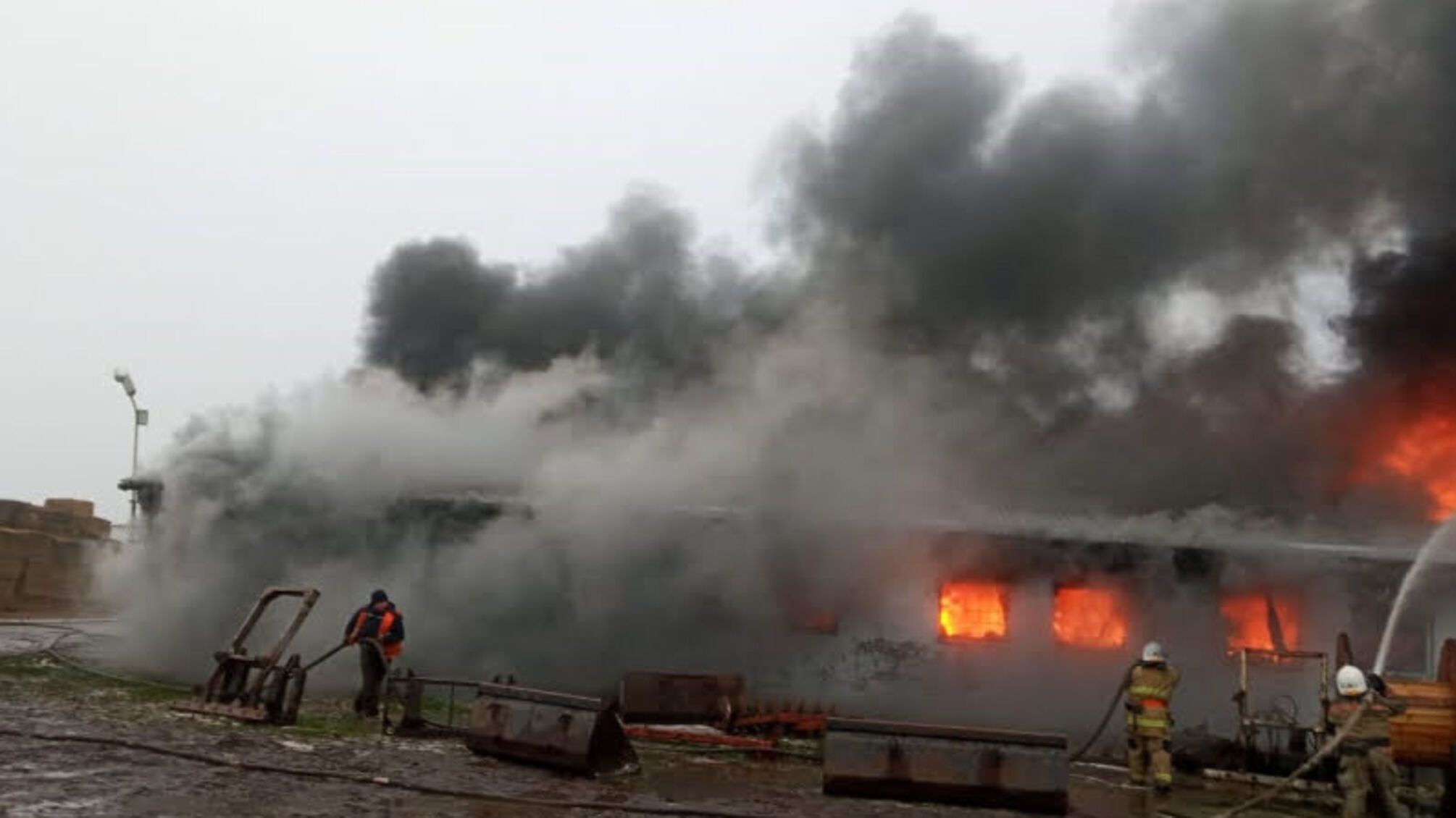 Тернопільська область: триває ліквідація пожежі в одноповерховій виробничо-складській будівлі