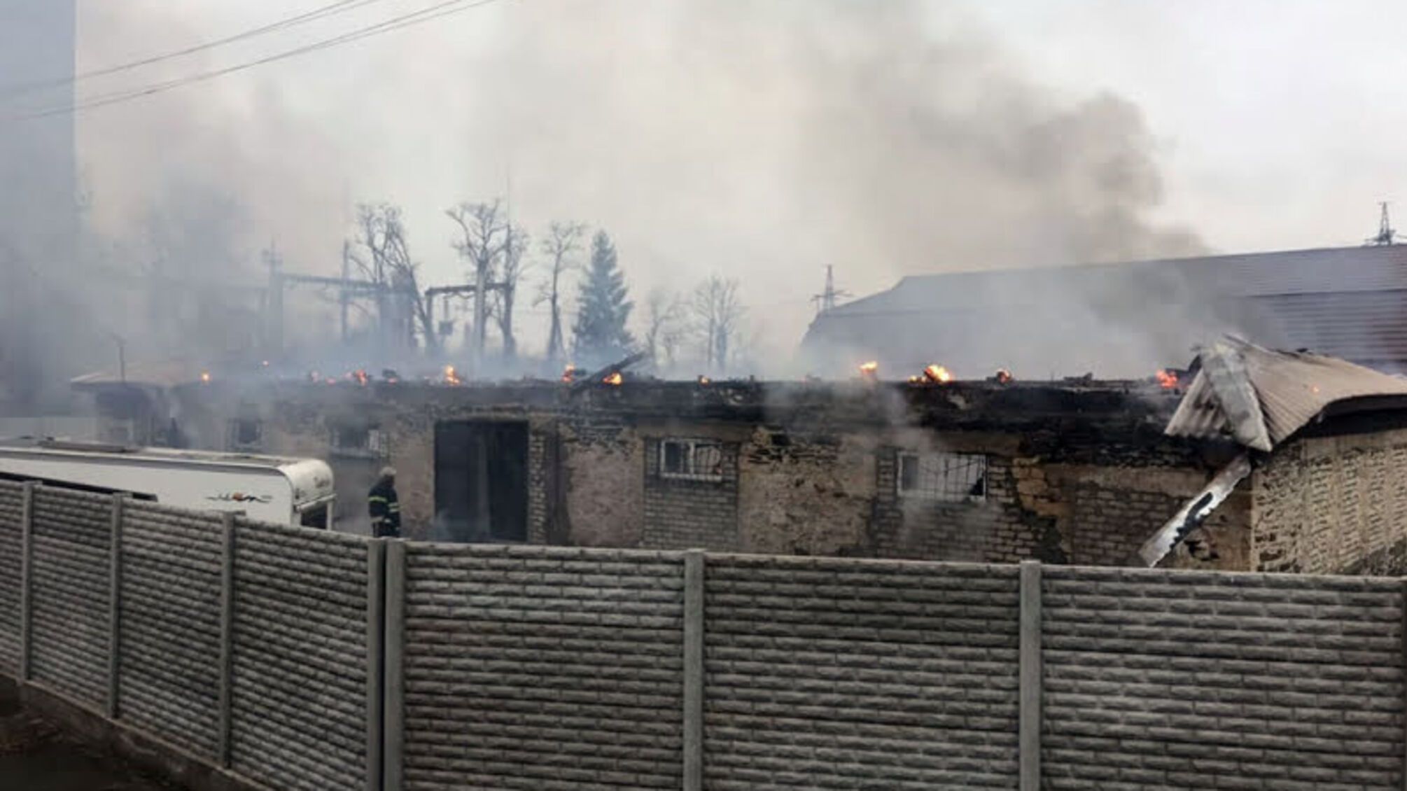 Дніпропетровська область: співробітники ДСНС ліквідували пожежу в меблевому цеху