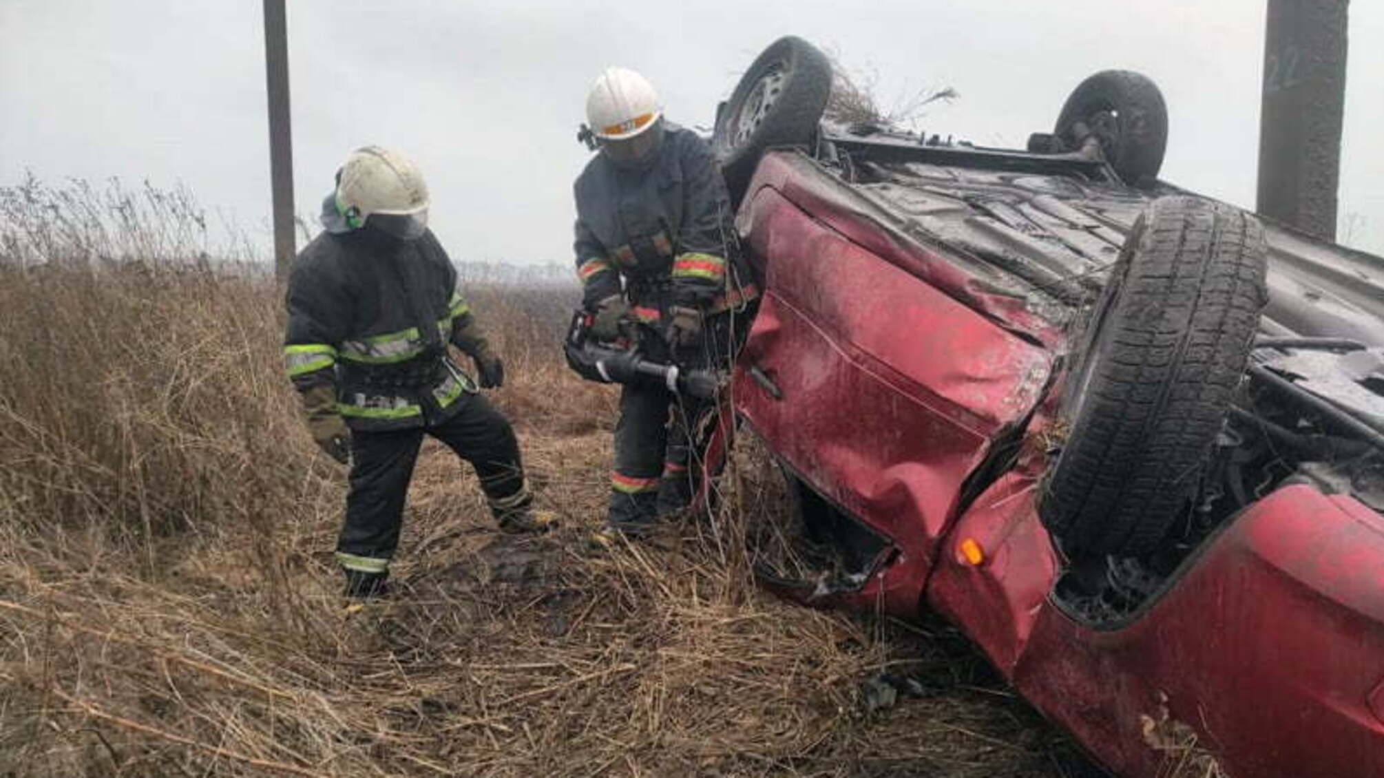 Дніпропетровська область: рятувальники вилучили тіло загиблого з понівеченого автомобіля