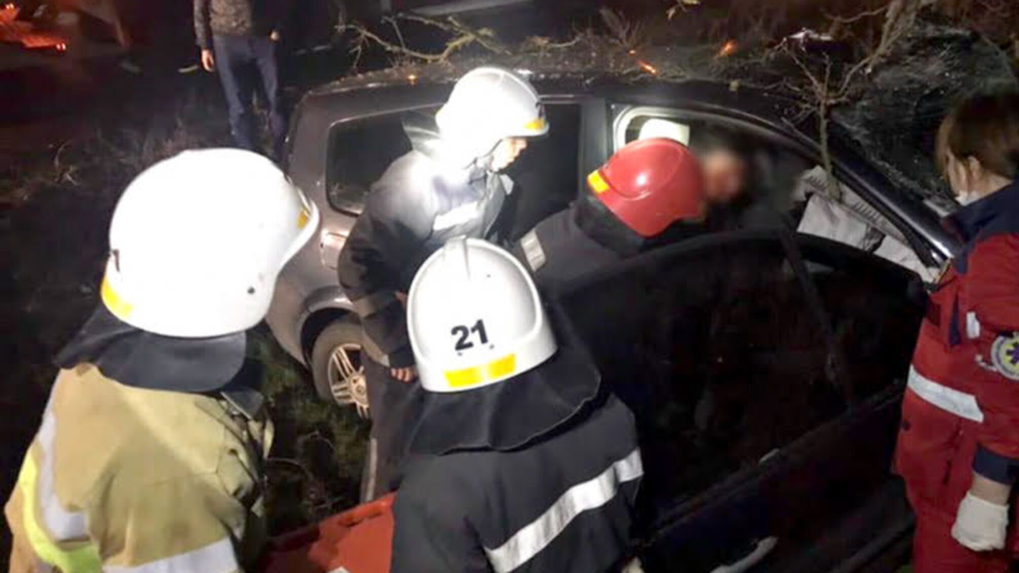 Миколаївська область: рятувальники деблокували чоловіка з понівеченого автомобіля