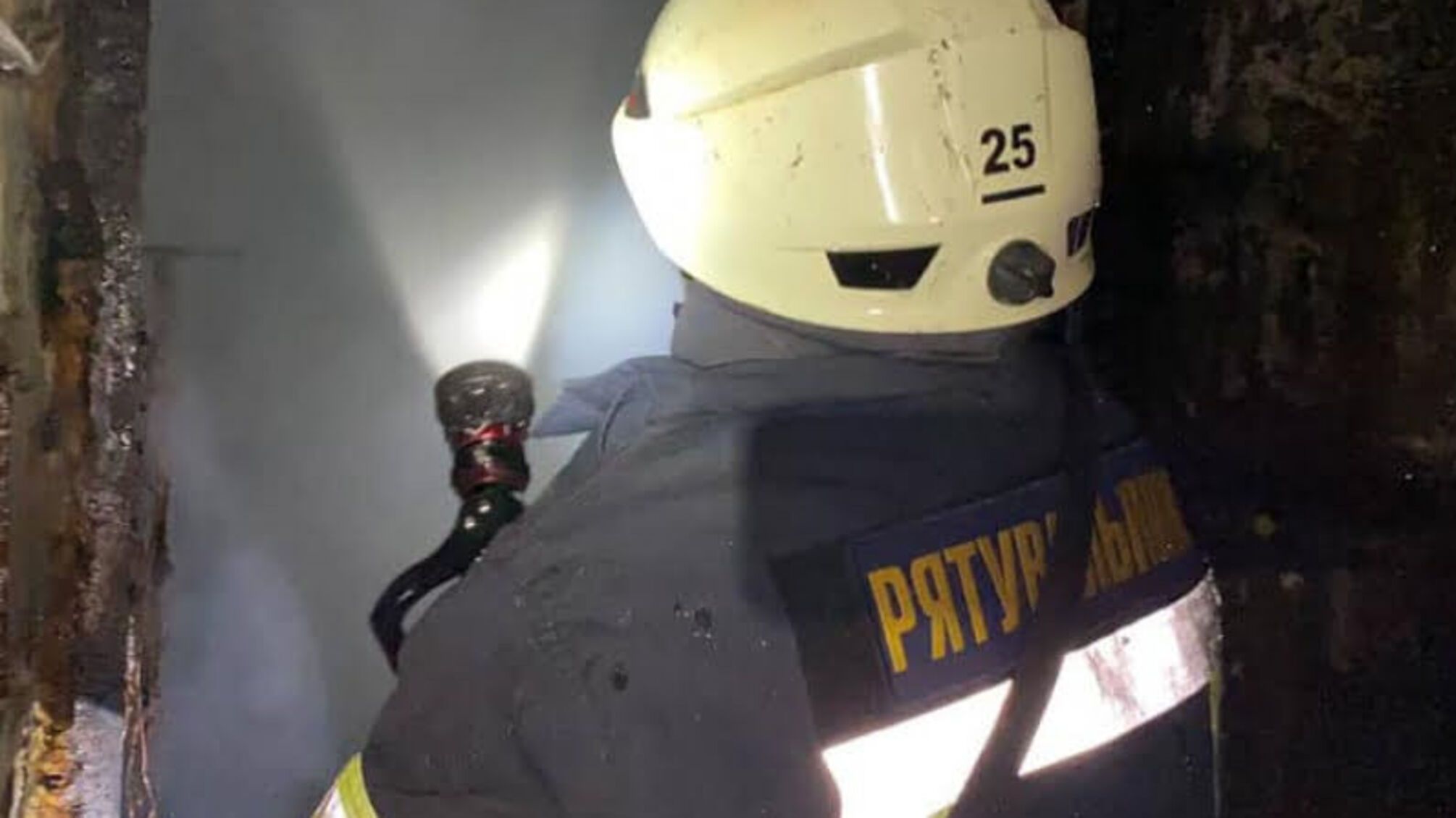 Столичні рятувальники ліквідували пожежу в будівлі