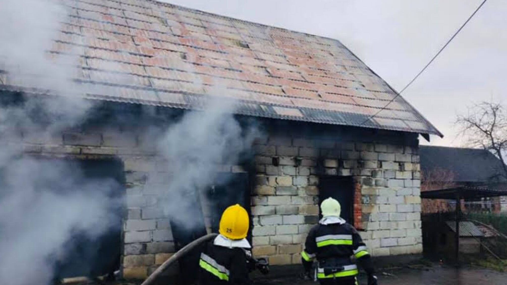 Львівська область : вогнеборці ліквідували пожежу в господарській будівлі