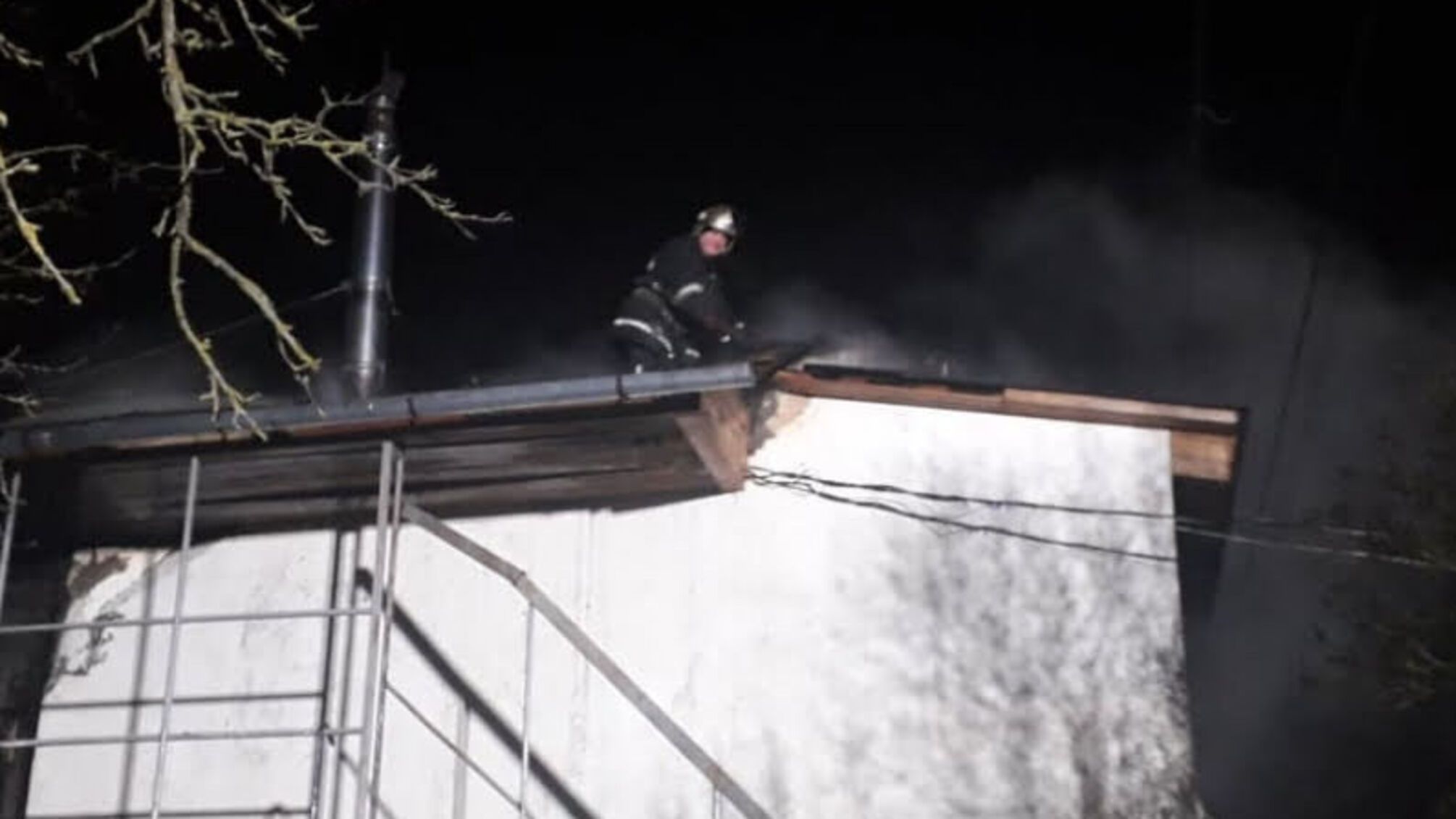 Волинська область: рятувальники ліквідували пожежу у 2-поверховому гаражі