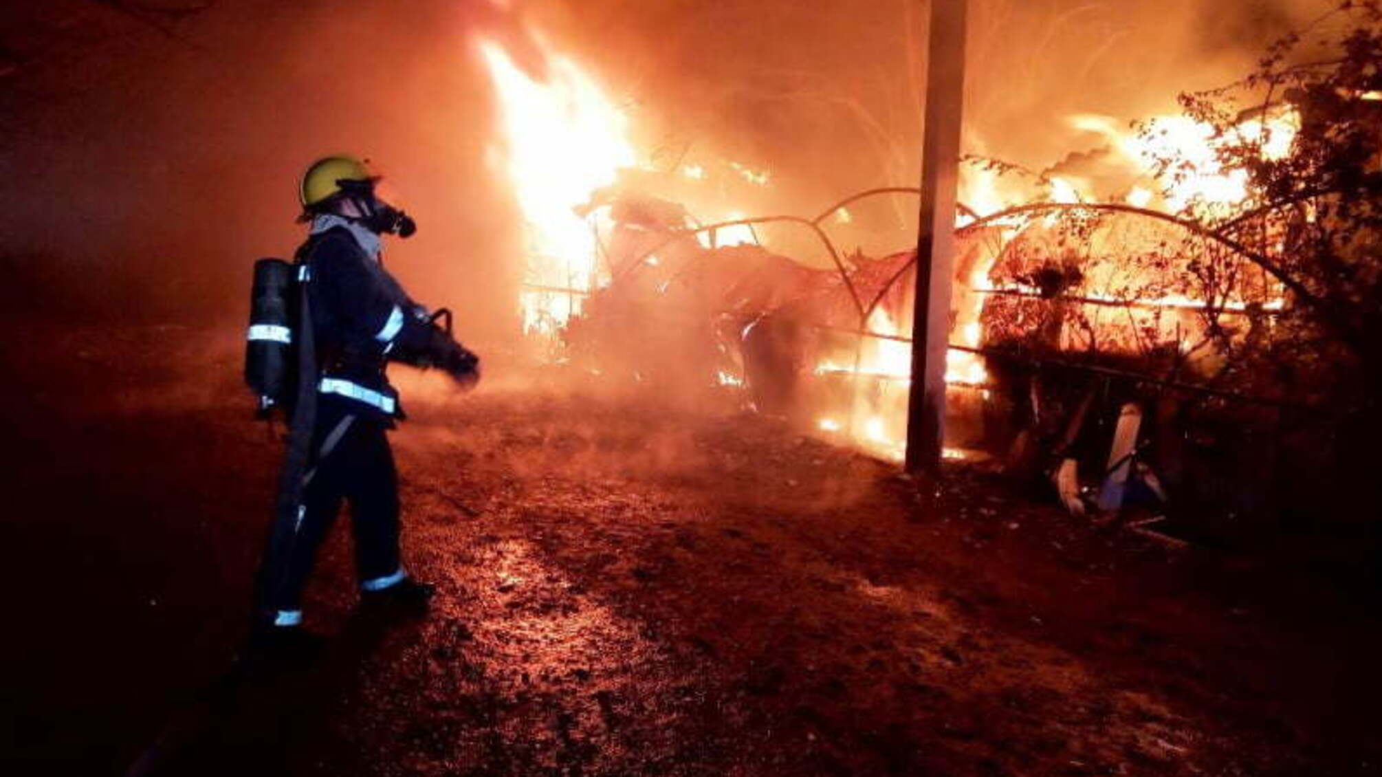 Херсонська область: в Каховському районі рятувальники гасили палаючий покинутий вагончик