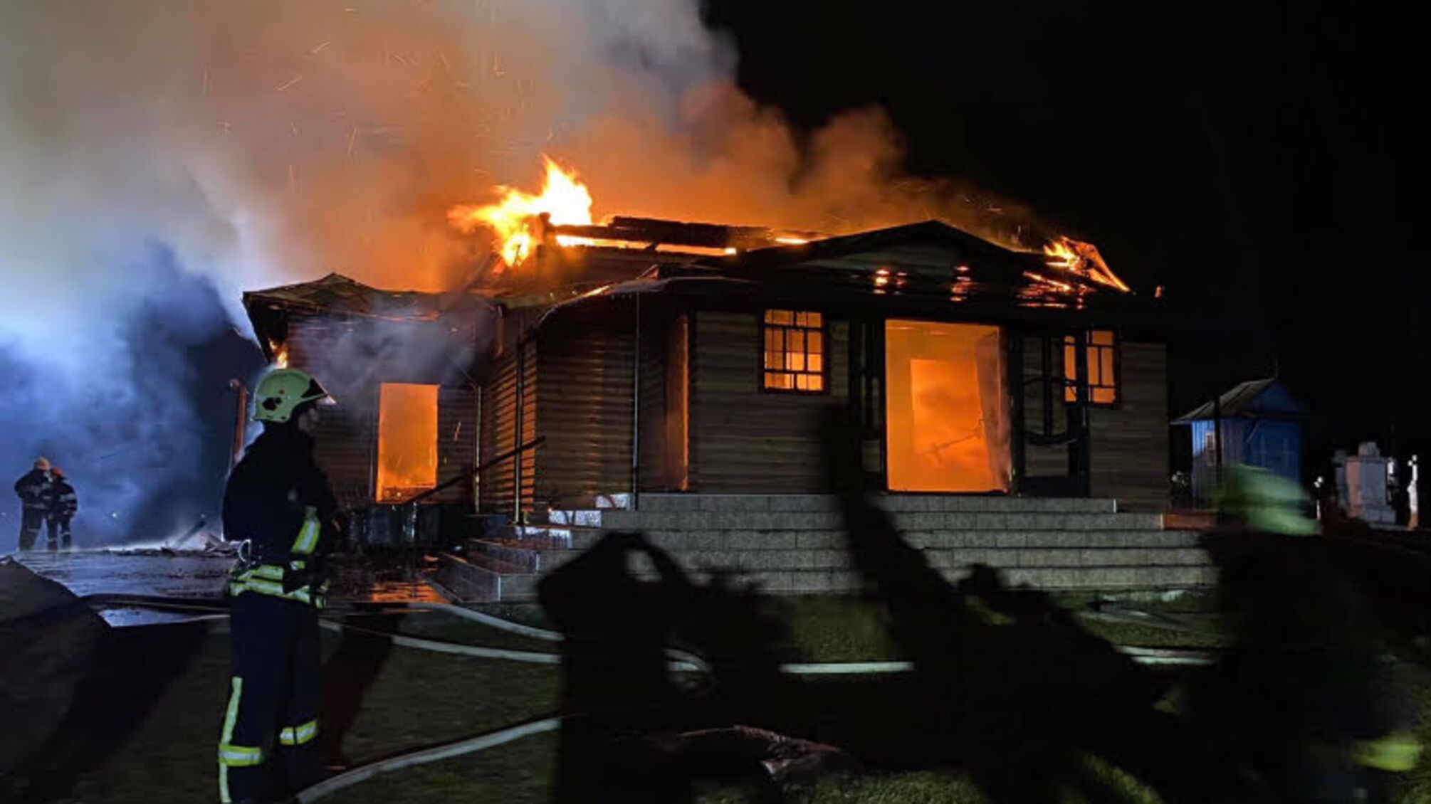 Львівська область:рятувальники ліквідували пожежу дерев'яної церкви