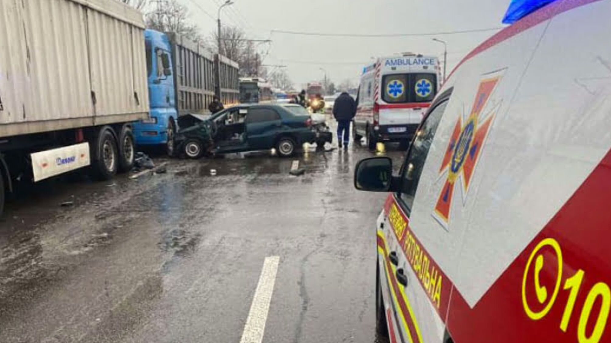 Дніпро: надзвичайники вивільнили водія з металевих конструкцій автомобіля