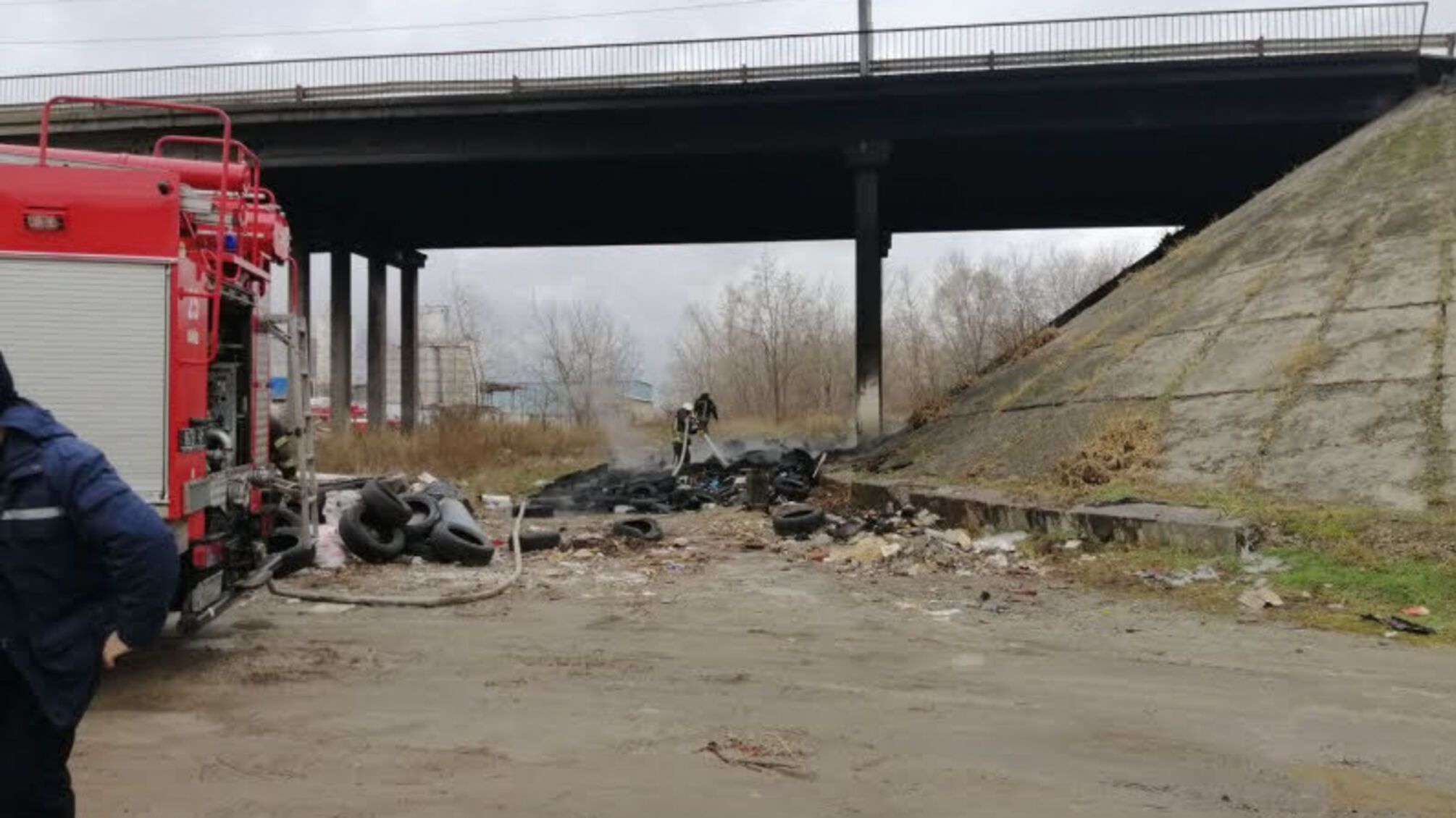 Столичні вогнеборці ліквідували займання шин