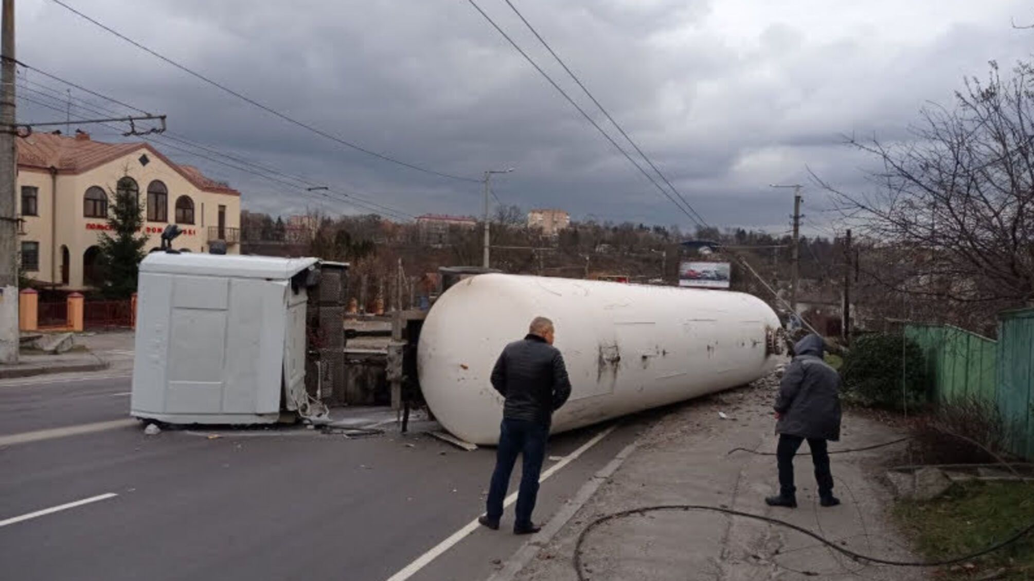 У Житомирі внаслідок ДТП перекинулася автоцистерна з газом