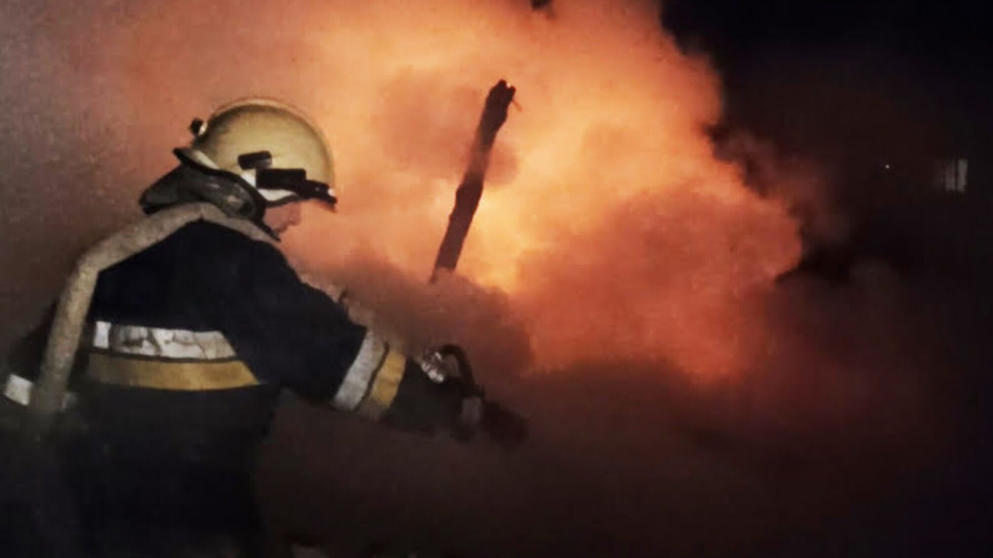 Хмельницька область: рятувальники ліквідували пожежу приватного сінника, не допустивши перекидання вогню на поруч розташований житловий будинок