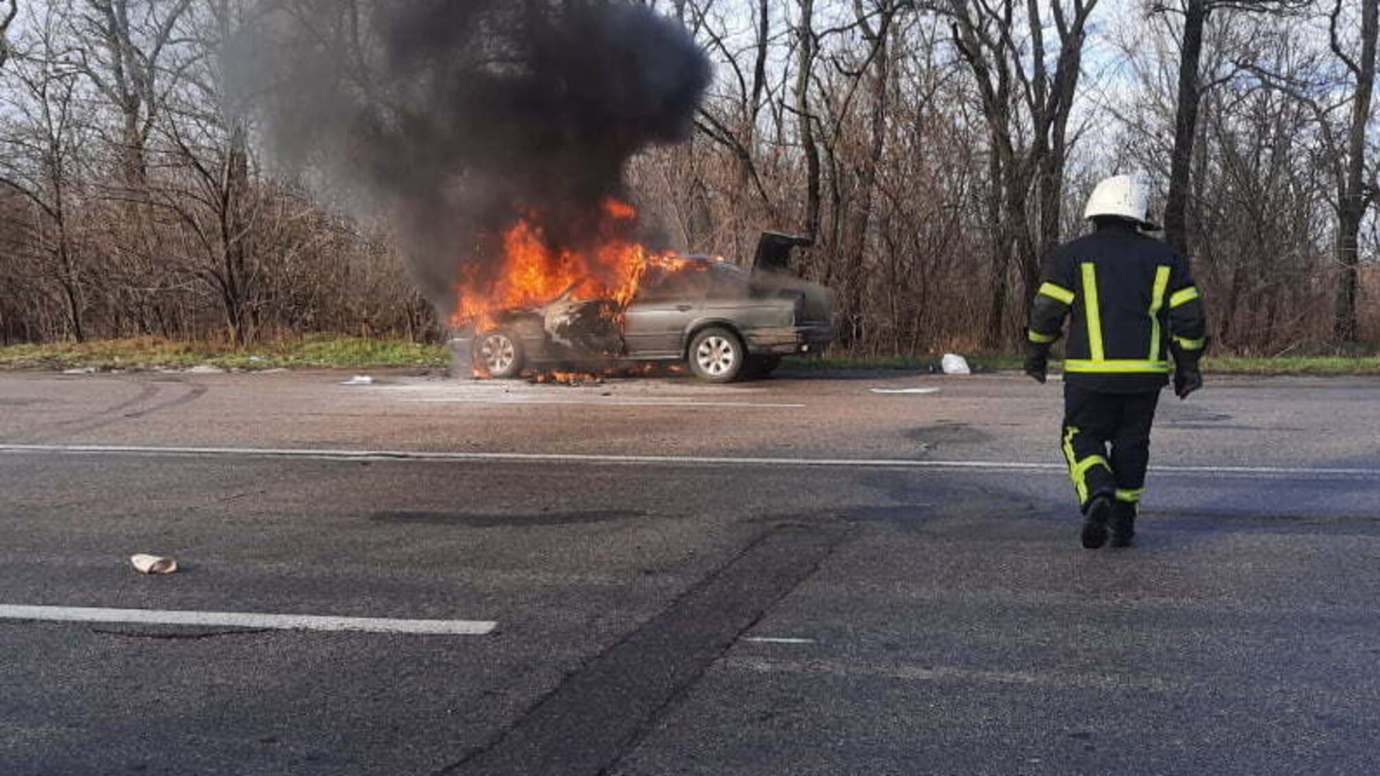 У Кропивницькому вогнеборці ліквідували пожежу легковика
