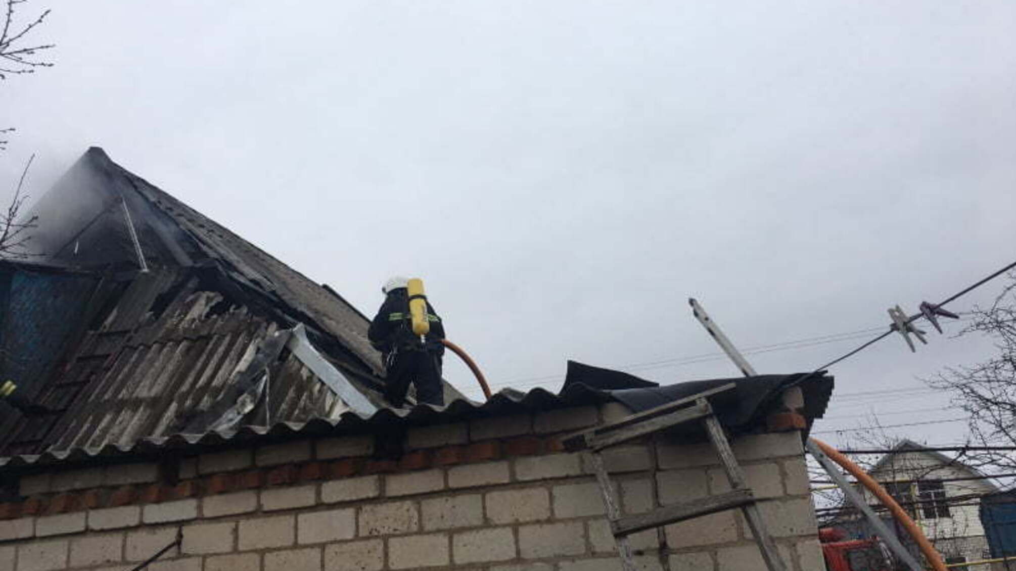 Кіровоградська область: рятувальники приборкали 3 пожежі різного характеру, на одній із яких врятовано чоловіка