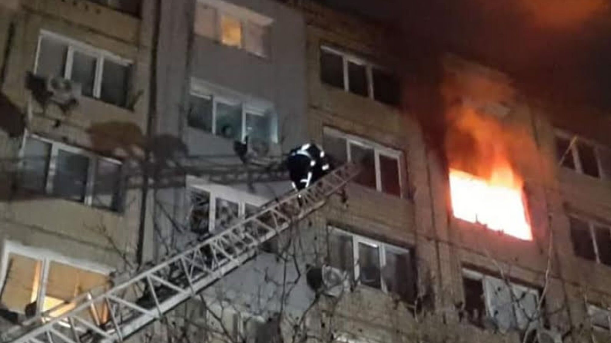Кропивницький: вогнеборці ліквідували пожежу у житловому будинку, де врятували 10, а евакуювали 18 людей.