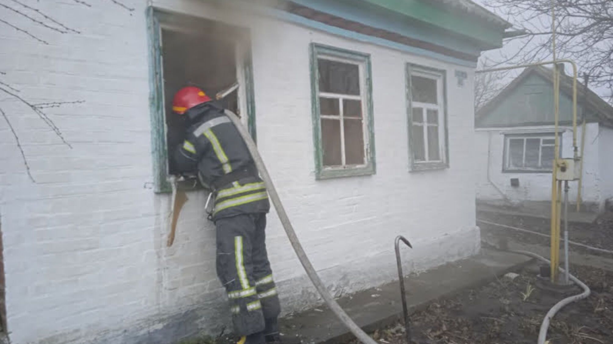 Кіровоградські рятувальники спільно з місцевою пожежною командою приборкали займання приватного будинку