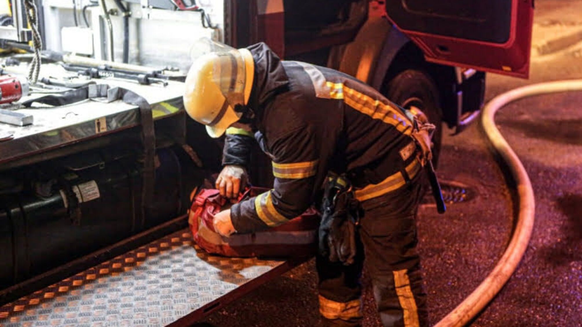 м. Київ: вогнеборці ліквідували пожежу у багатоповерховому житловому будинку