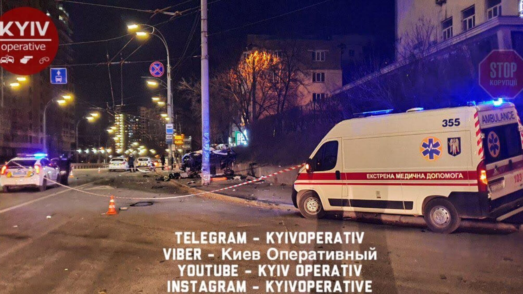 У столиці легковик влетів у стовп, двоє людей загинули (фото)