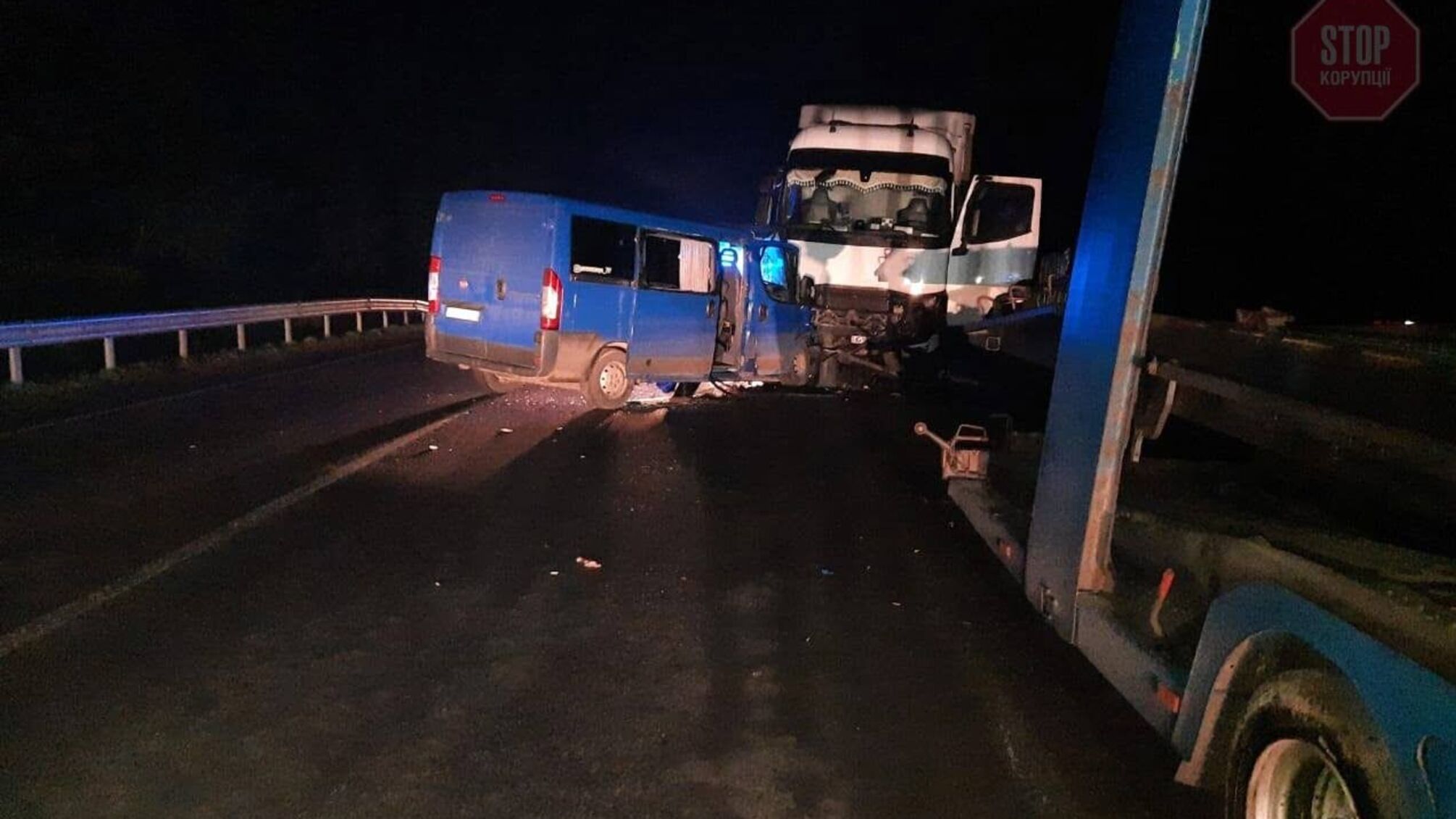 На Львівщині легковик на смерть збив пішохода, а потім врізався у вантажівку (фото)