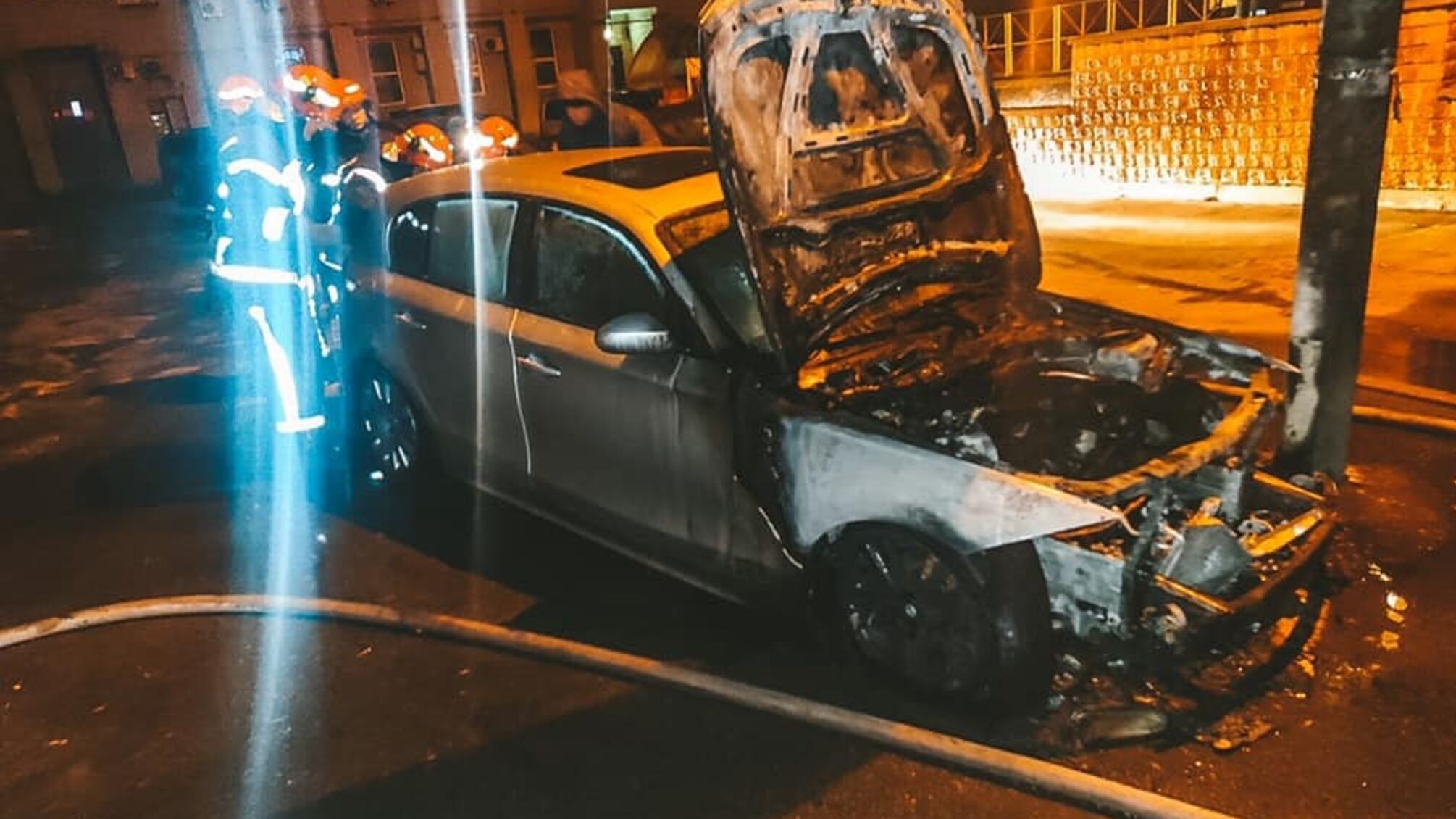 м. Київ: вогнеборці ліквідували пожежу в автомобілі
