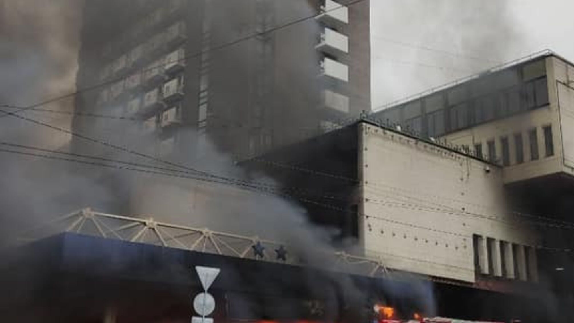 Столичні вогнеборці ліквідували пожежу в закладі громадського харчування