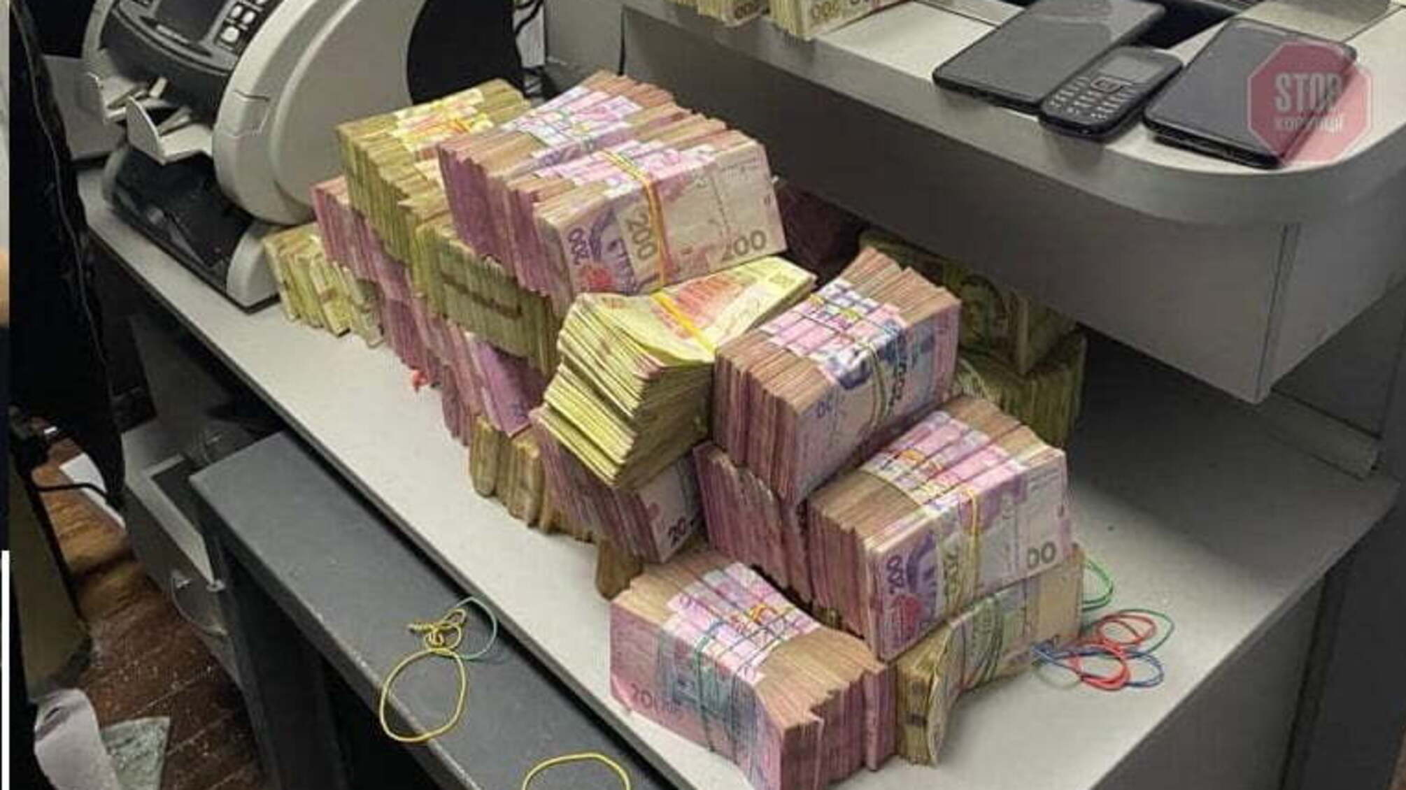 Відмивали понад 20 мільярдів гривень щороку: на Львівщині правоохоронці викрили конвертцентр (фото)