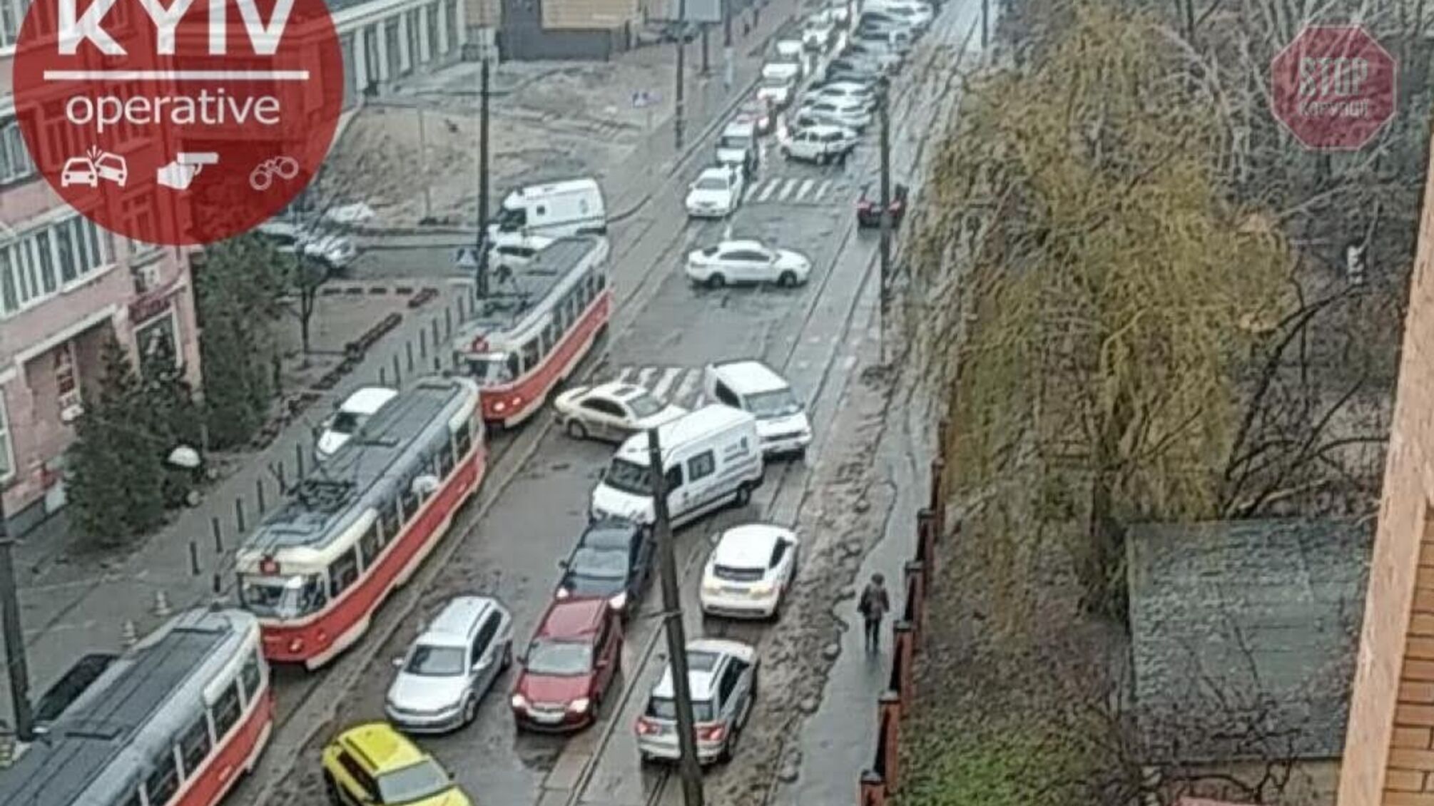 У столиці на одній вулиці повністю паралізувало трамвайний рух через ДТП (фото)