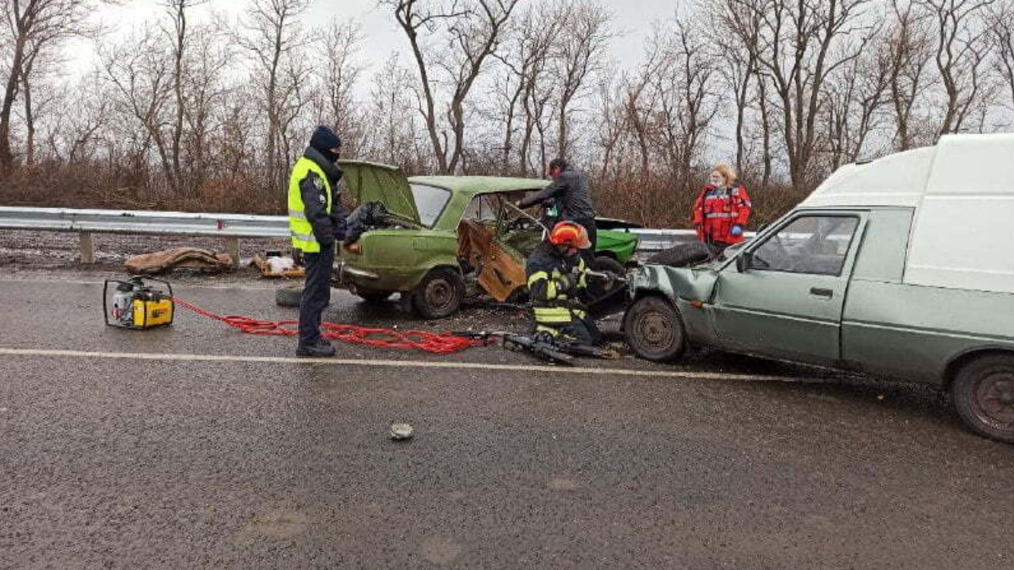 На Донеччині рятувальники деблокували дитину з понівеченої у ДТП автівки