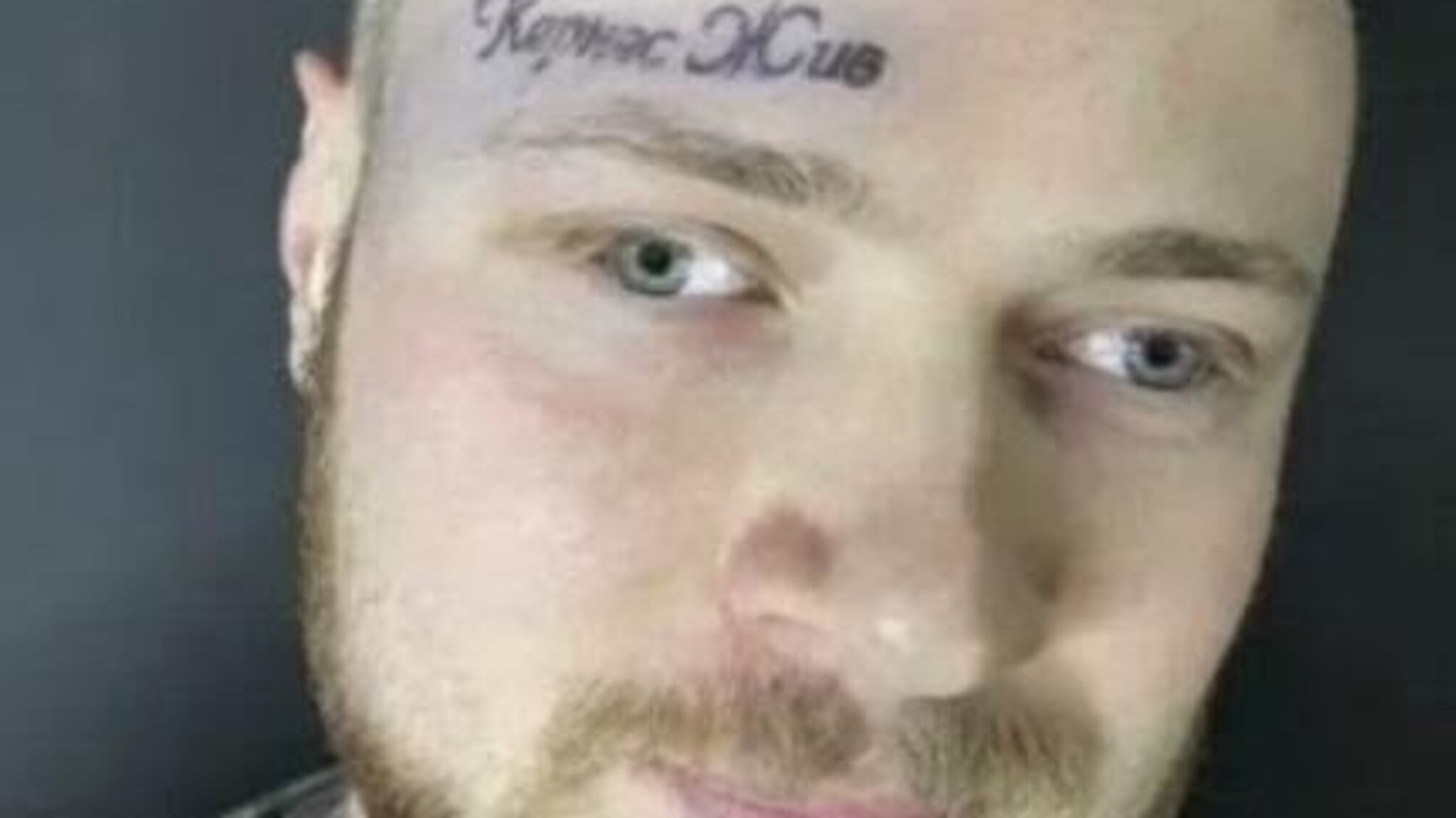 Мешканець Харкова набив собі на обличчі татуювання “Кернес живий”