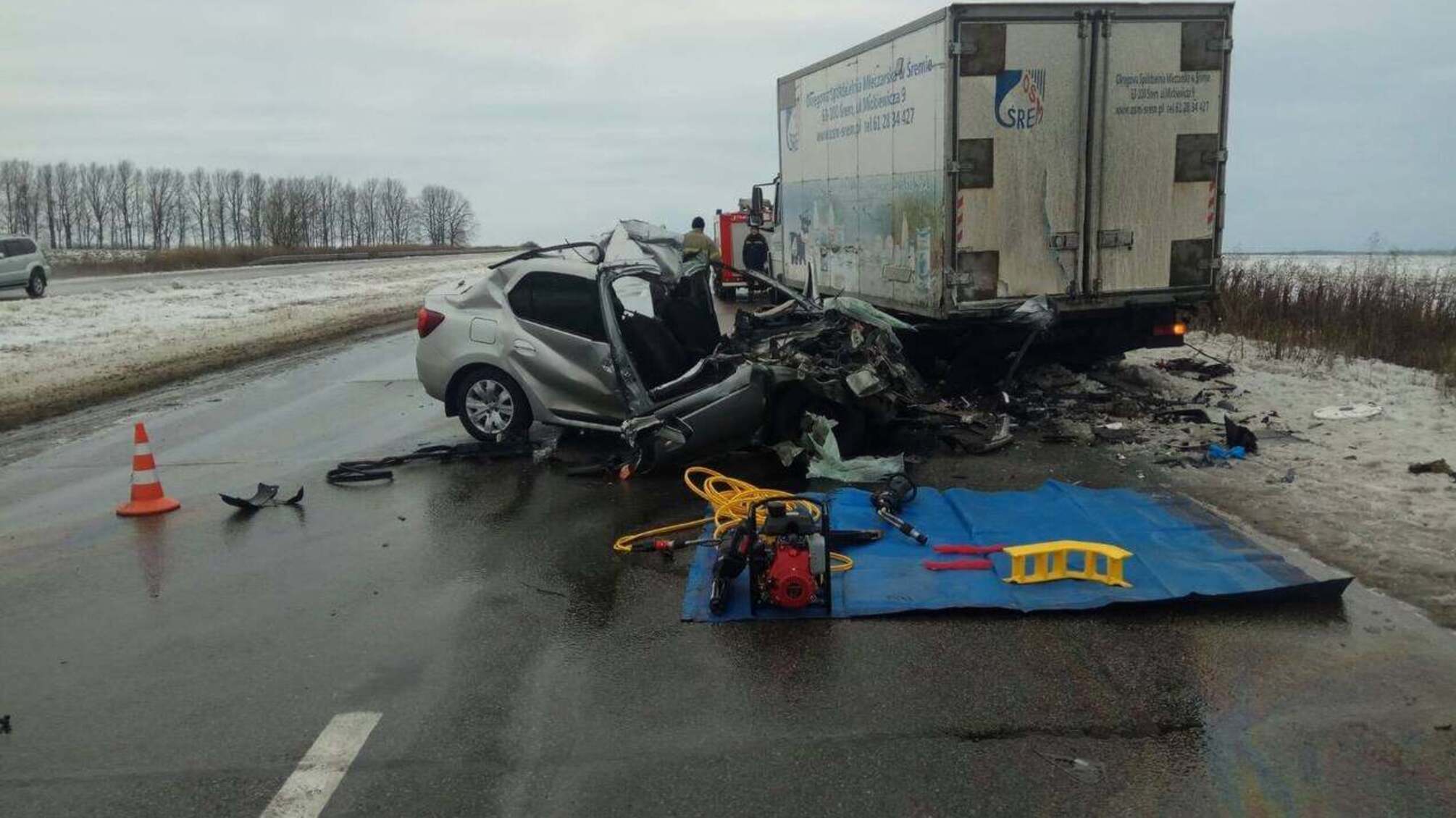 Харківська область: рятувальники деблокували загиблу пасажирку з понівеченого у ДТП автомобіля