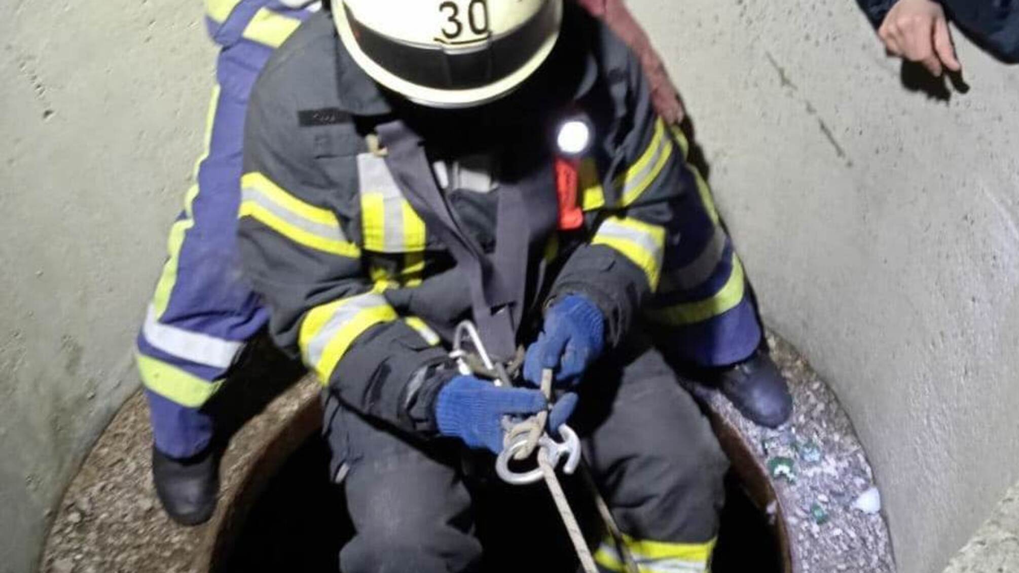 На Донеччині бійці ДСНС врятували семирічного хлопчика, який впав у занедбаний колодязь