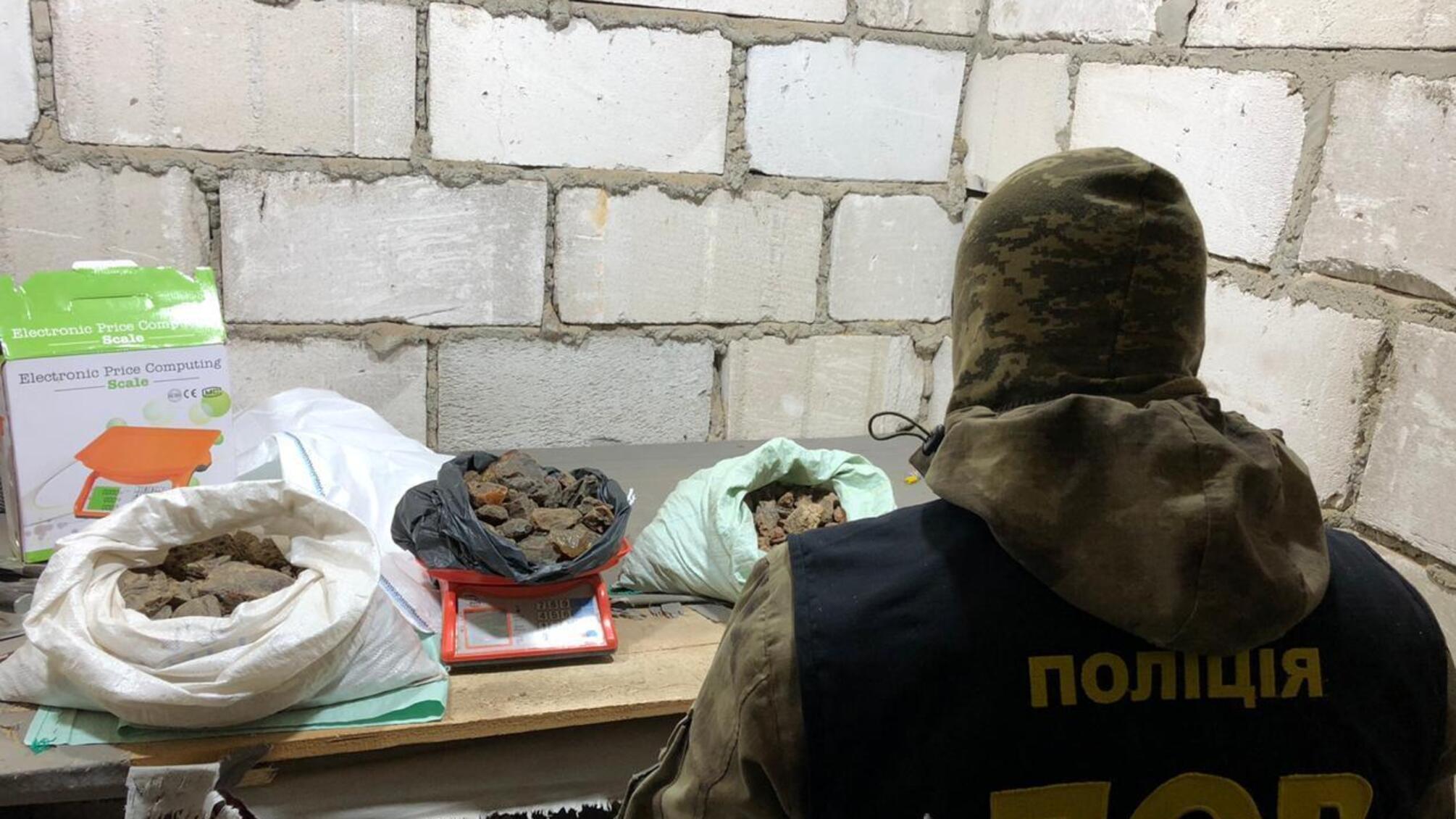На Рівненщині під час обшуків поліцейські вилучили каміння бурштину-сирцю майже на 30 тисяч доларів США