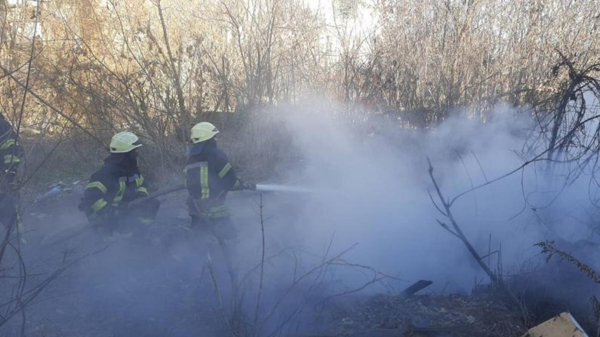 Столичні вогнеборці загасили пожежу у колекторі теплотраси