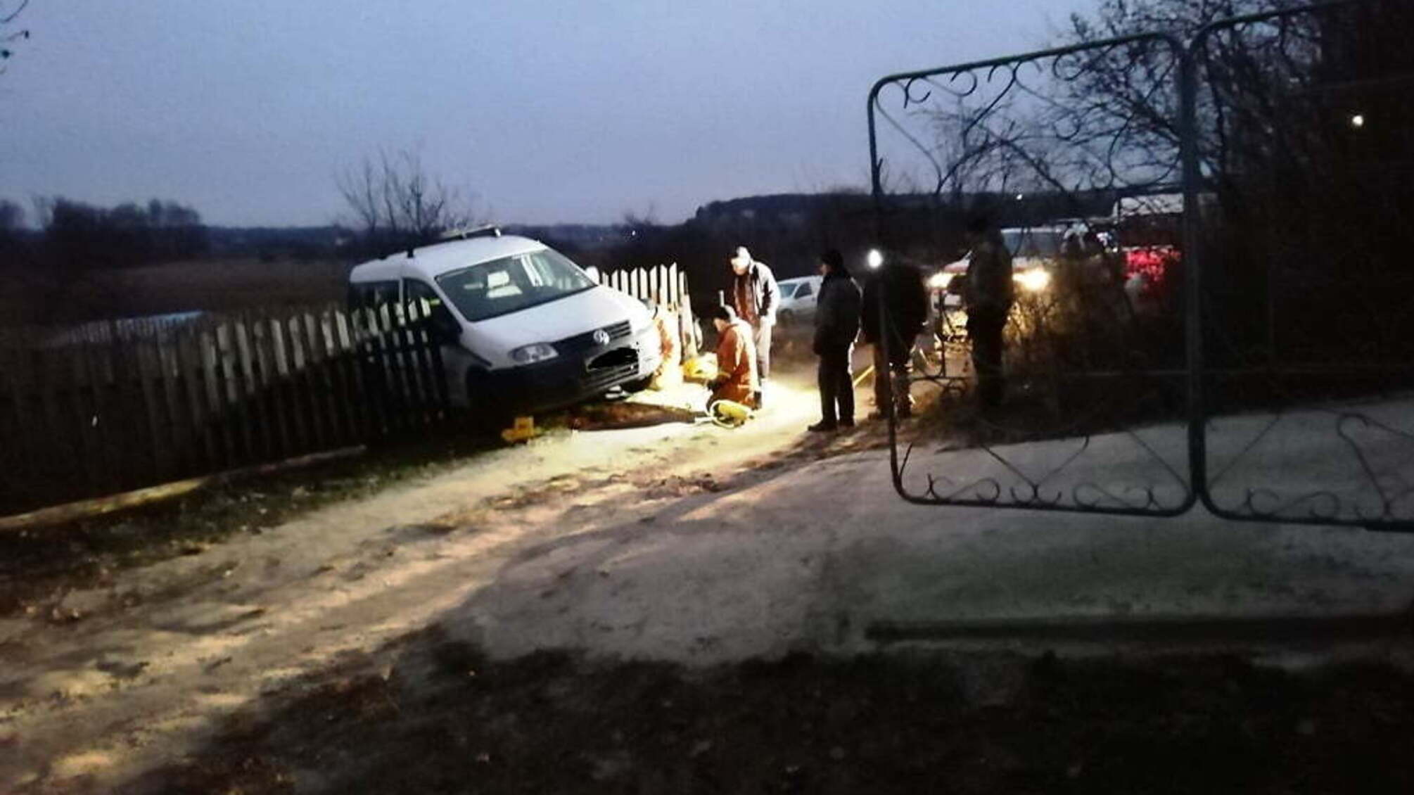 Житомирська область: рятувальники вивільнили чоловіка з-під кузова автомобіля