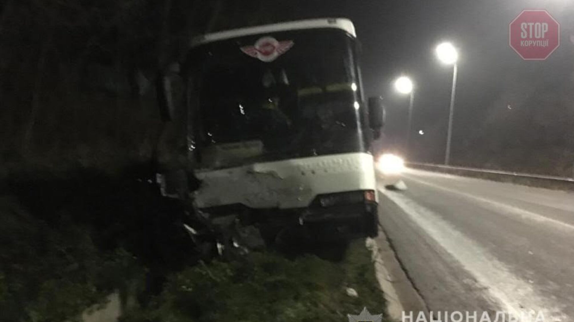 На Вінниччині легковик врізався у рейсовий автобус: є загиблі та поранені (фото) 