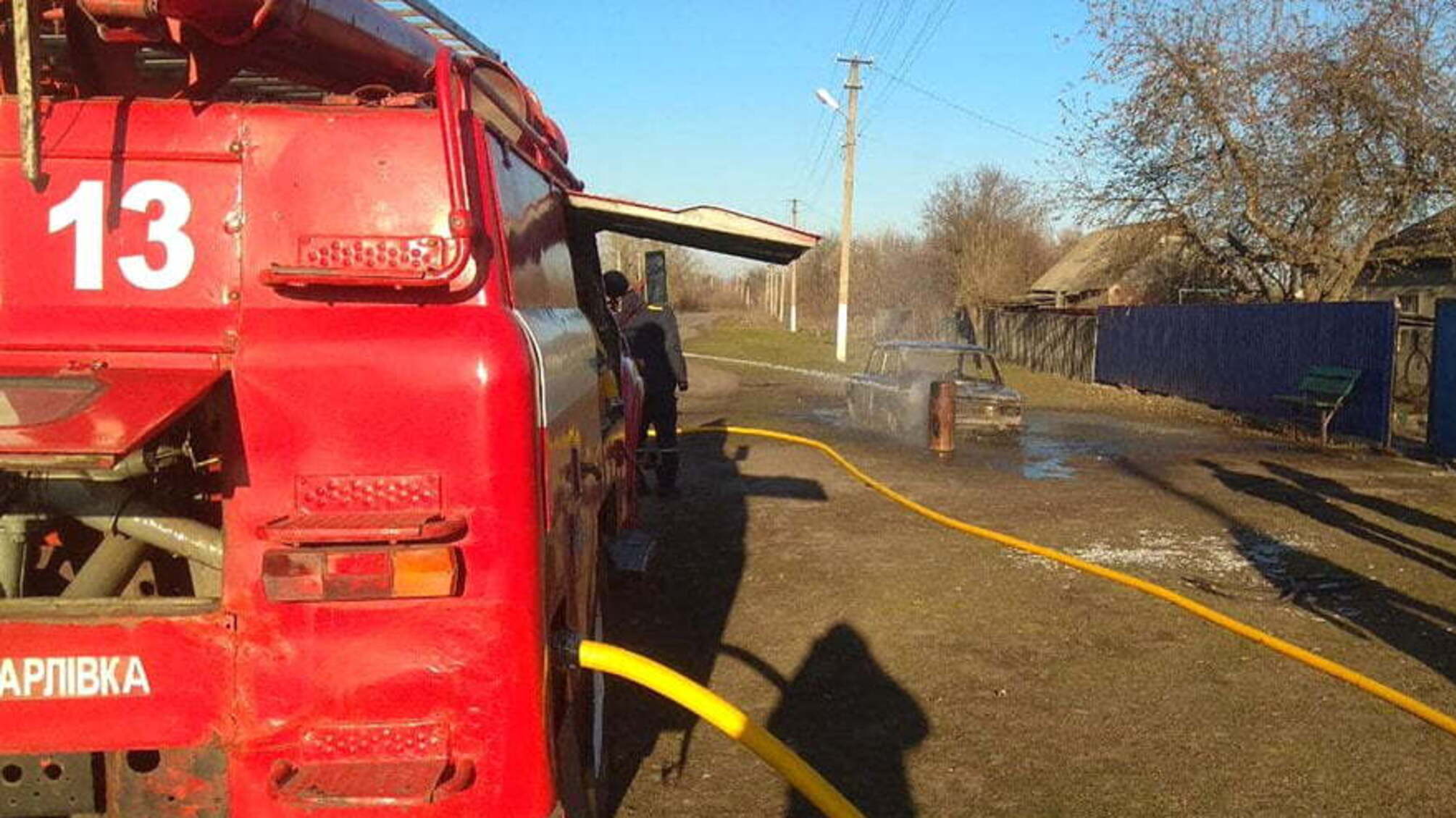 Полтавська область: внаслідок пожежі в автомобілі 2 людини отримали опіки