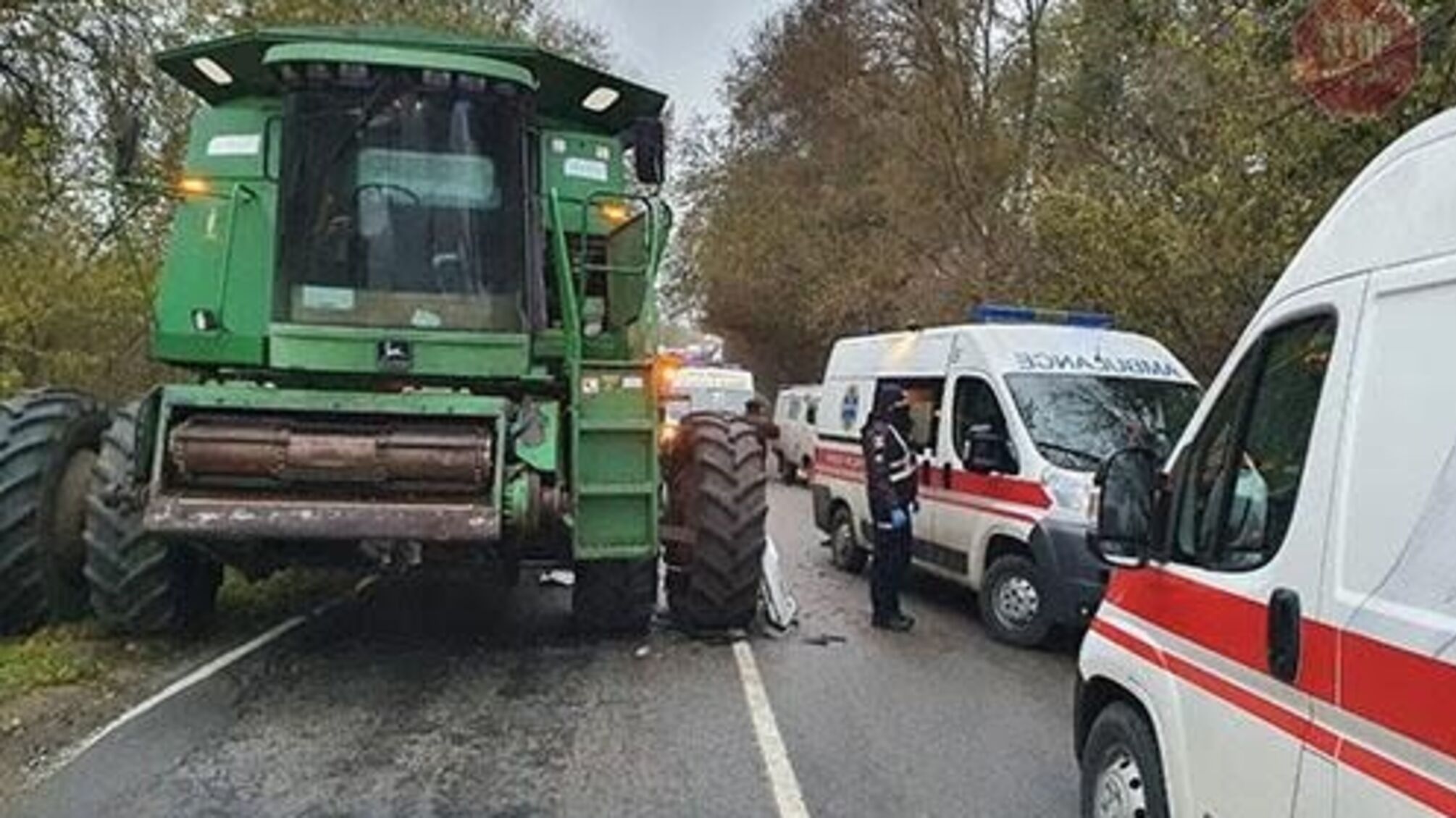 5 людей потрапили до лікарні: на Херсонщині мікроавтобус врізався у комбайн (фото)