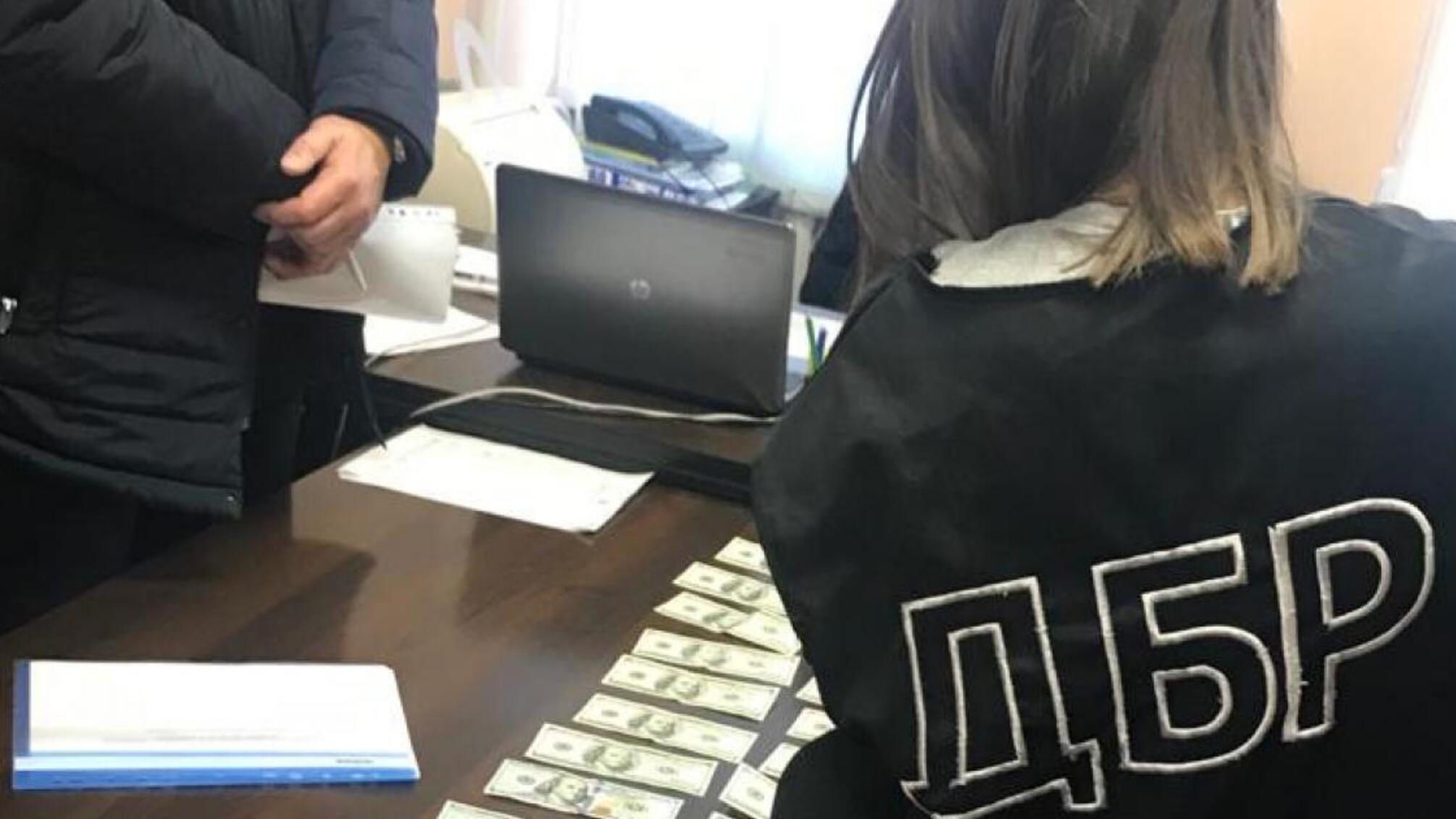 2000 доларів США за видачу дозвільних документів — ДБР затримало чиновника Вінницької ОДА