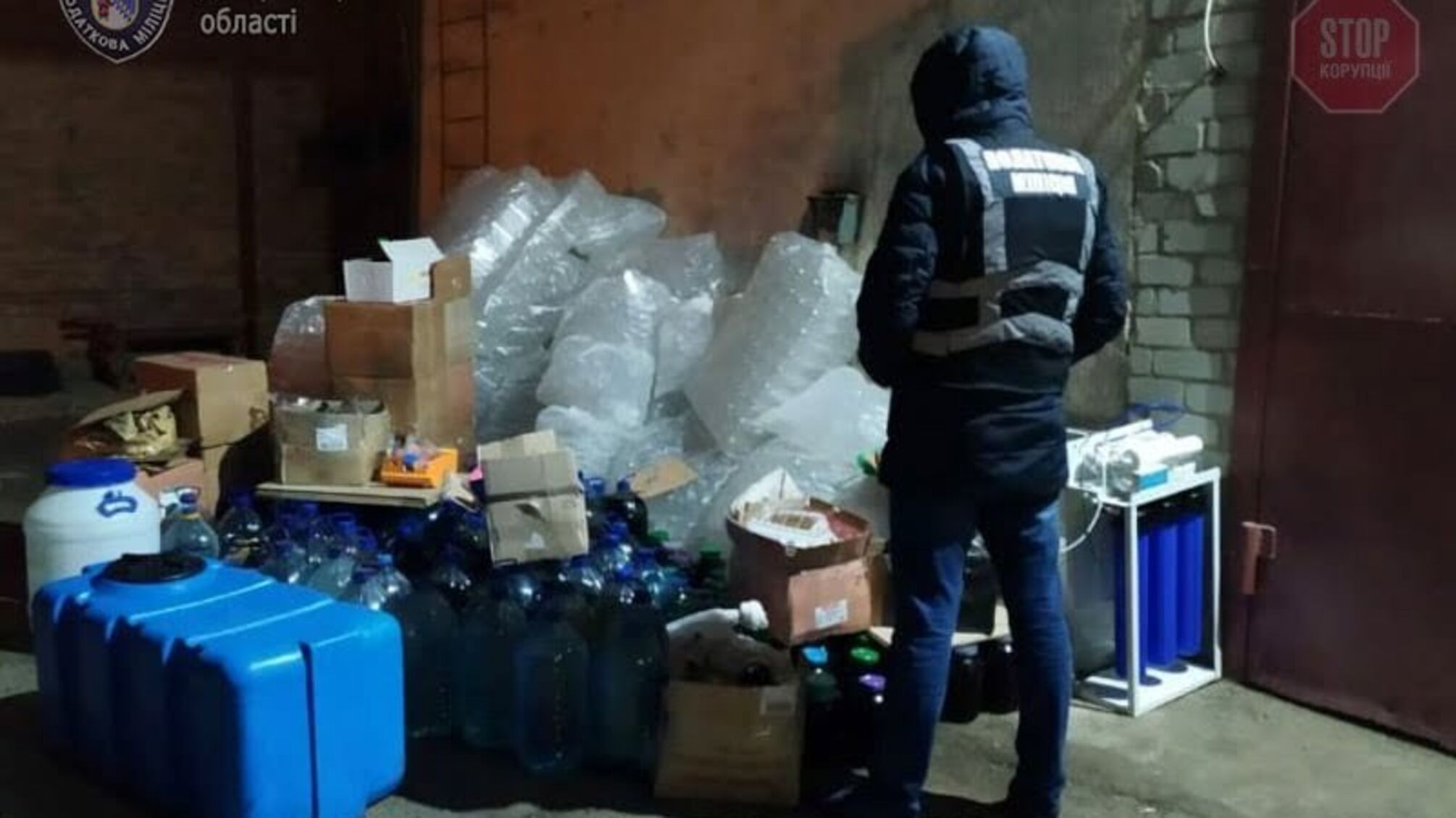 Продавали через месенджери: на Дніпропетровщині виготовляли сурогатний алкоголь (фото)