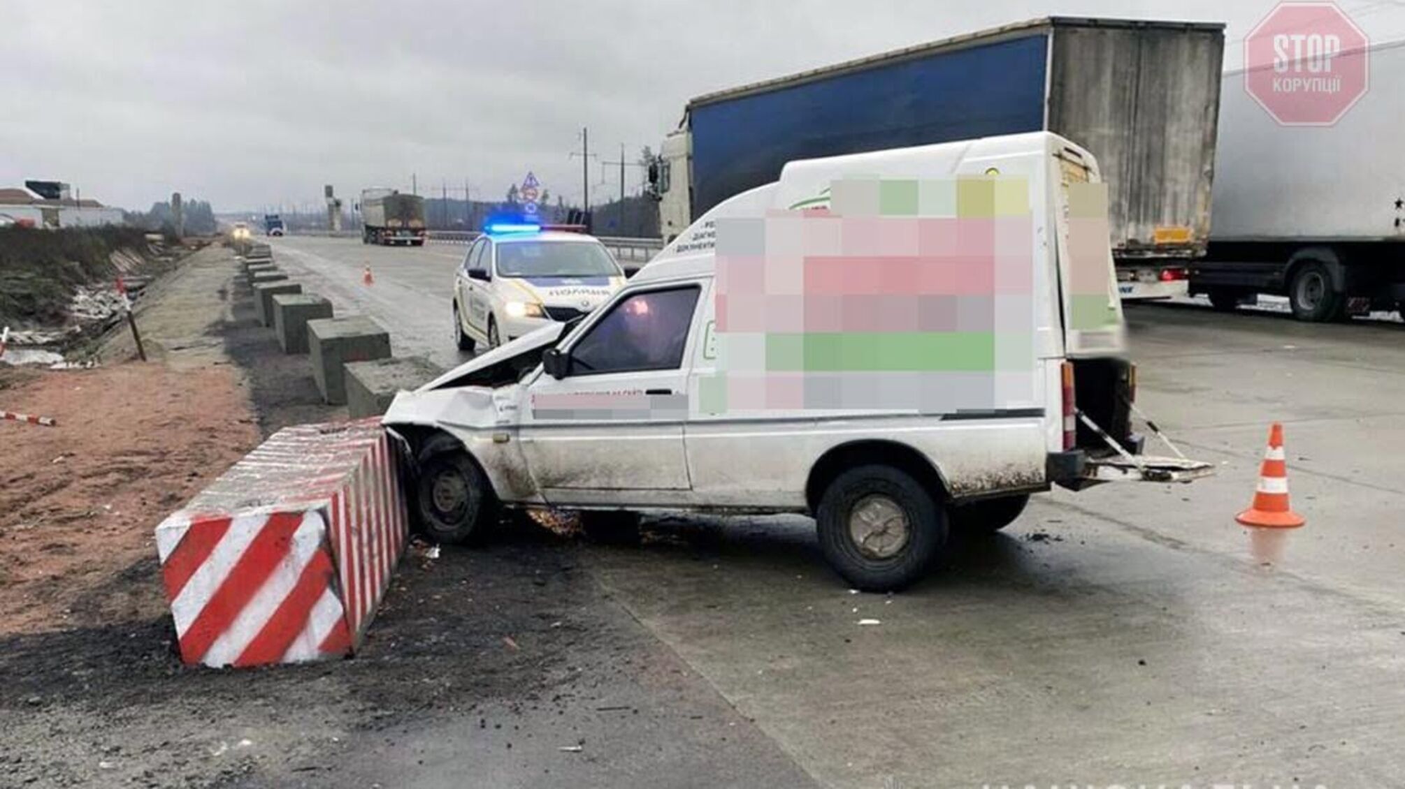На Житомирщині легковик влетів у вантажівку, є постраждалі (фото)
