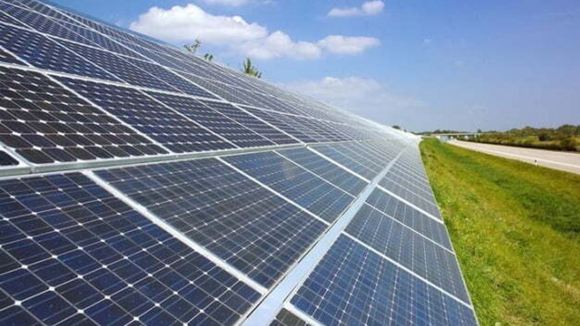 В Украине запустили первую солнечную электростанцию для освещения дороги