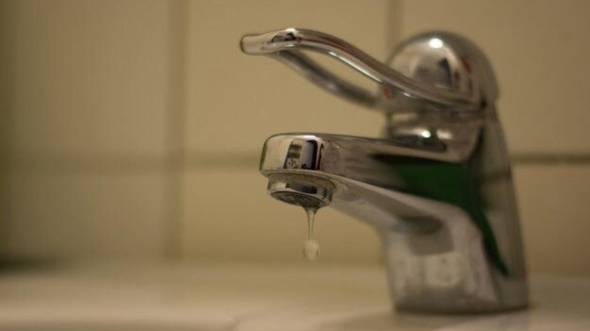 Мешканці окупованого Донецька скаржаться: вода з кранів тхне хлором, «влада» не реагує