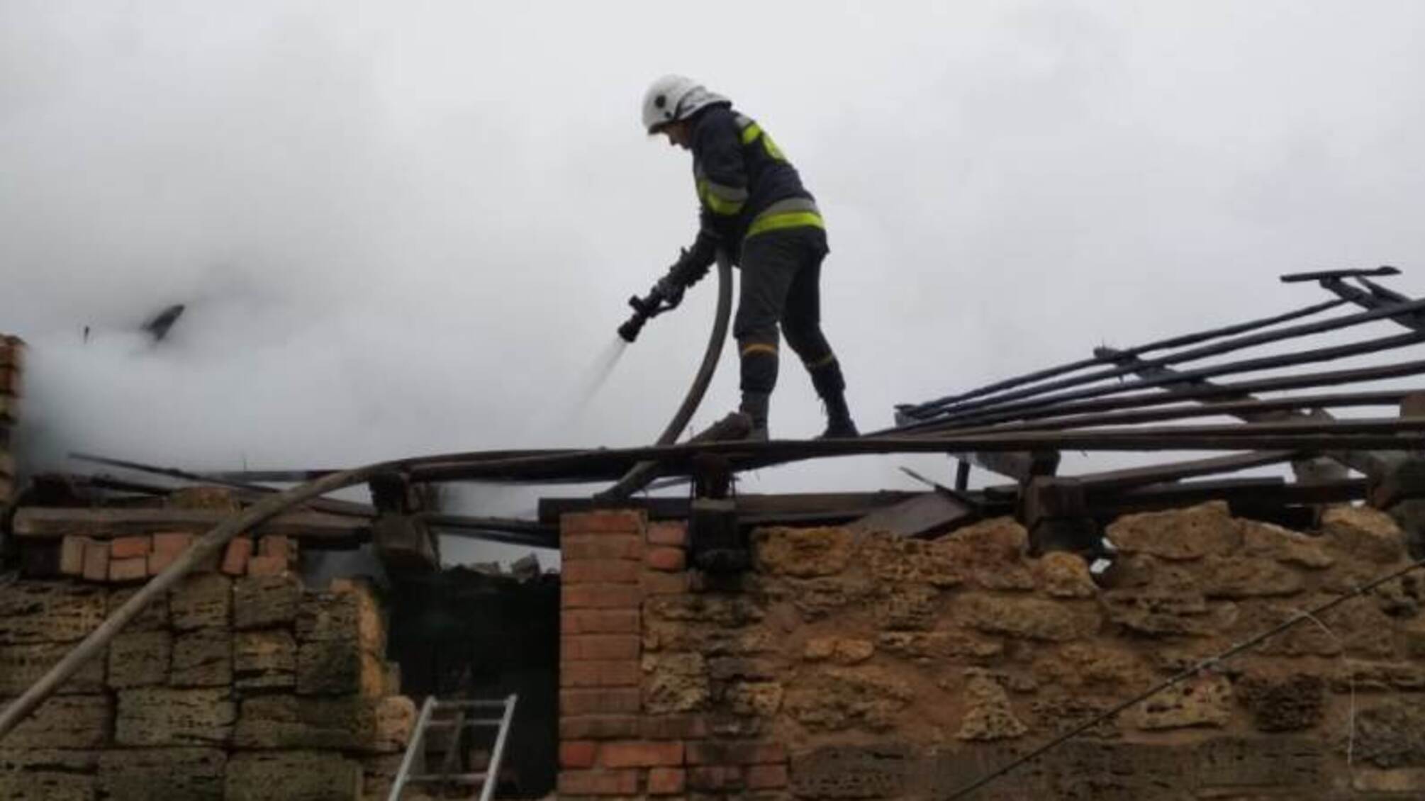 м. Херсон: у Дніпровському районі горів житловий будинок