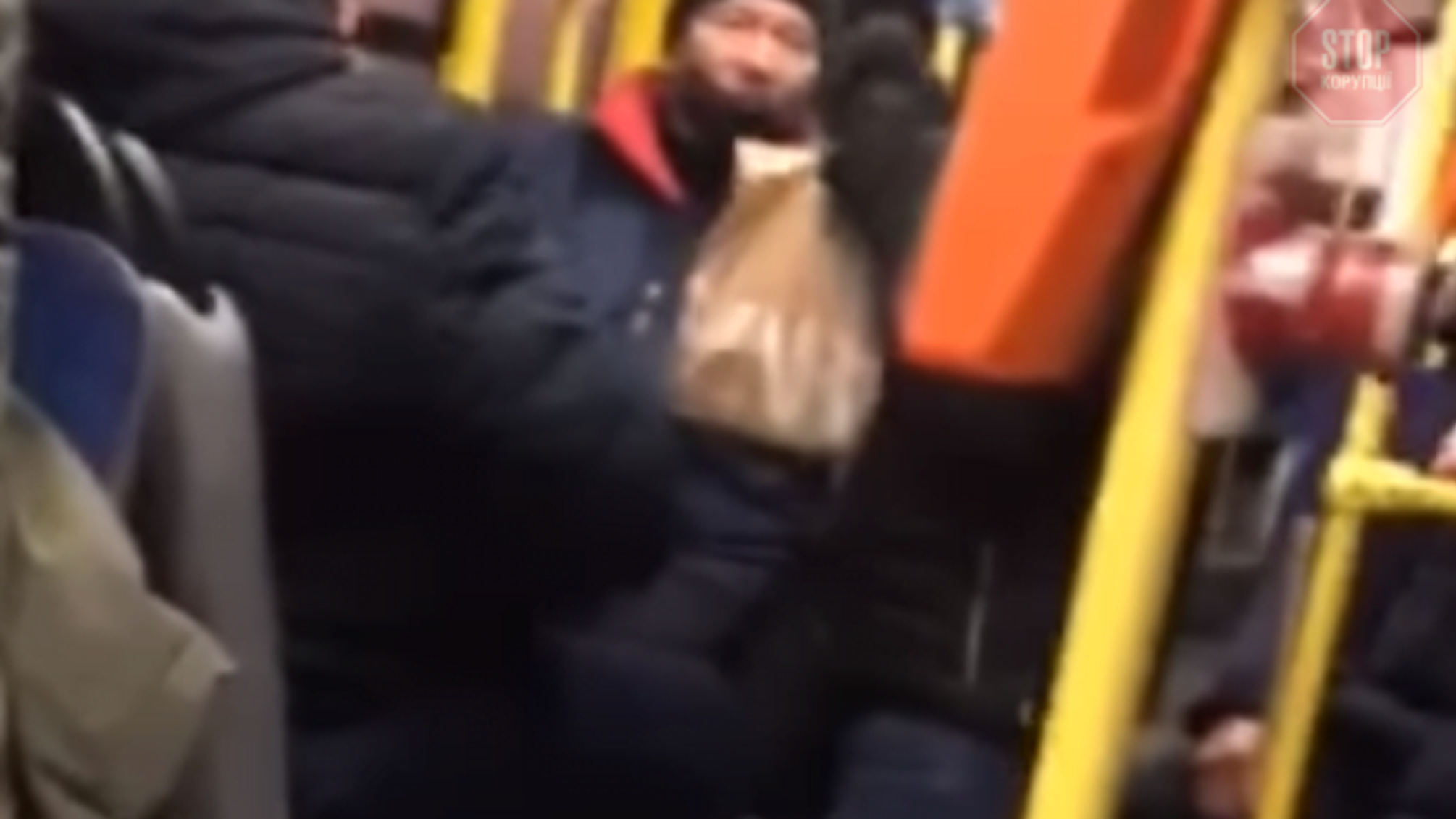 У столичному тролейбусі сталася масова бійка (відео 18+, присутні лайливі вислови)