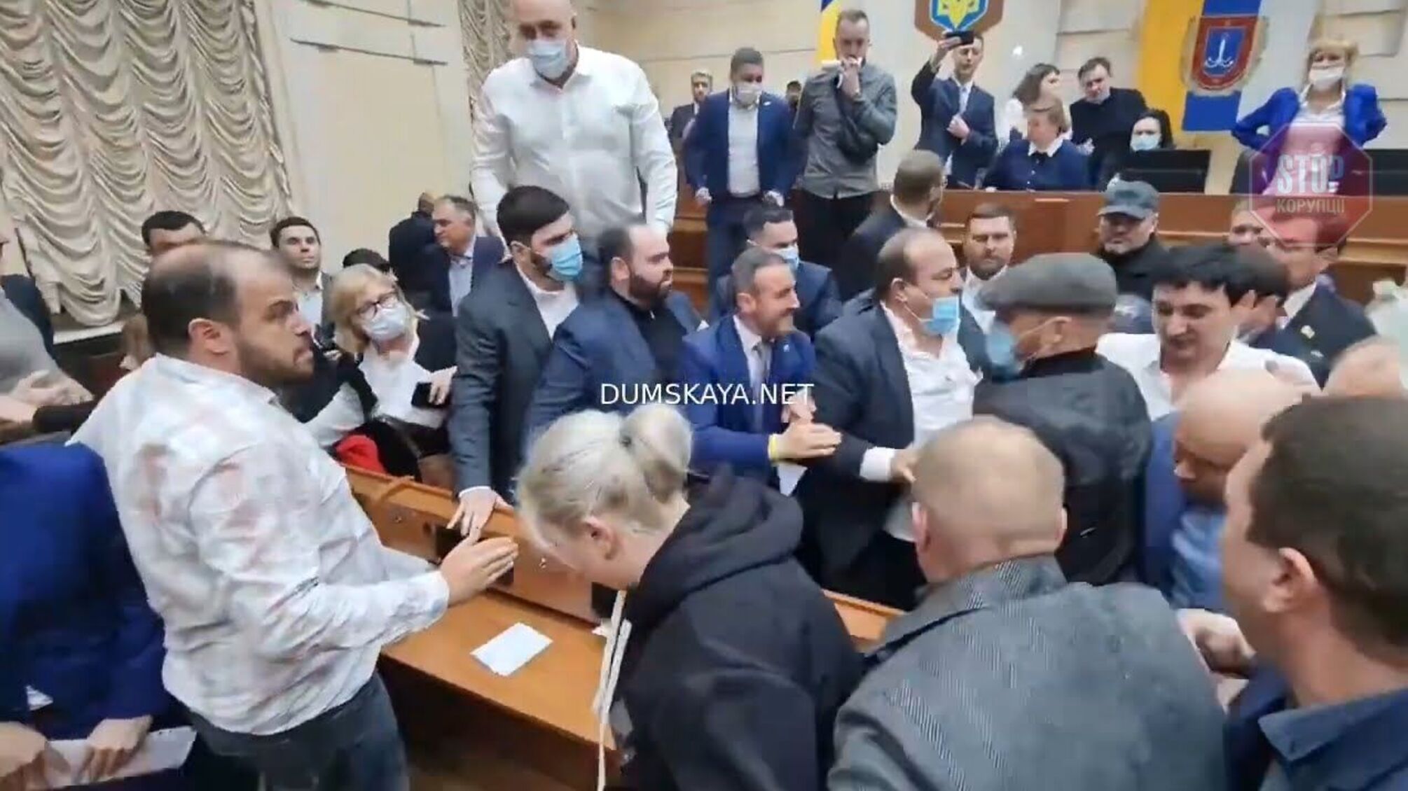 Після 12 годин бійок і з'ясування відносин, в Одесі обрали голову облради (відео)
