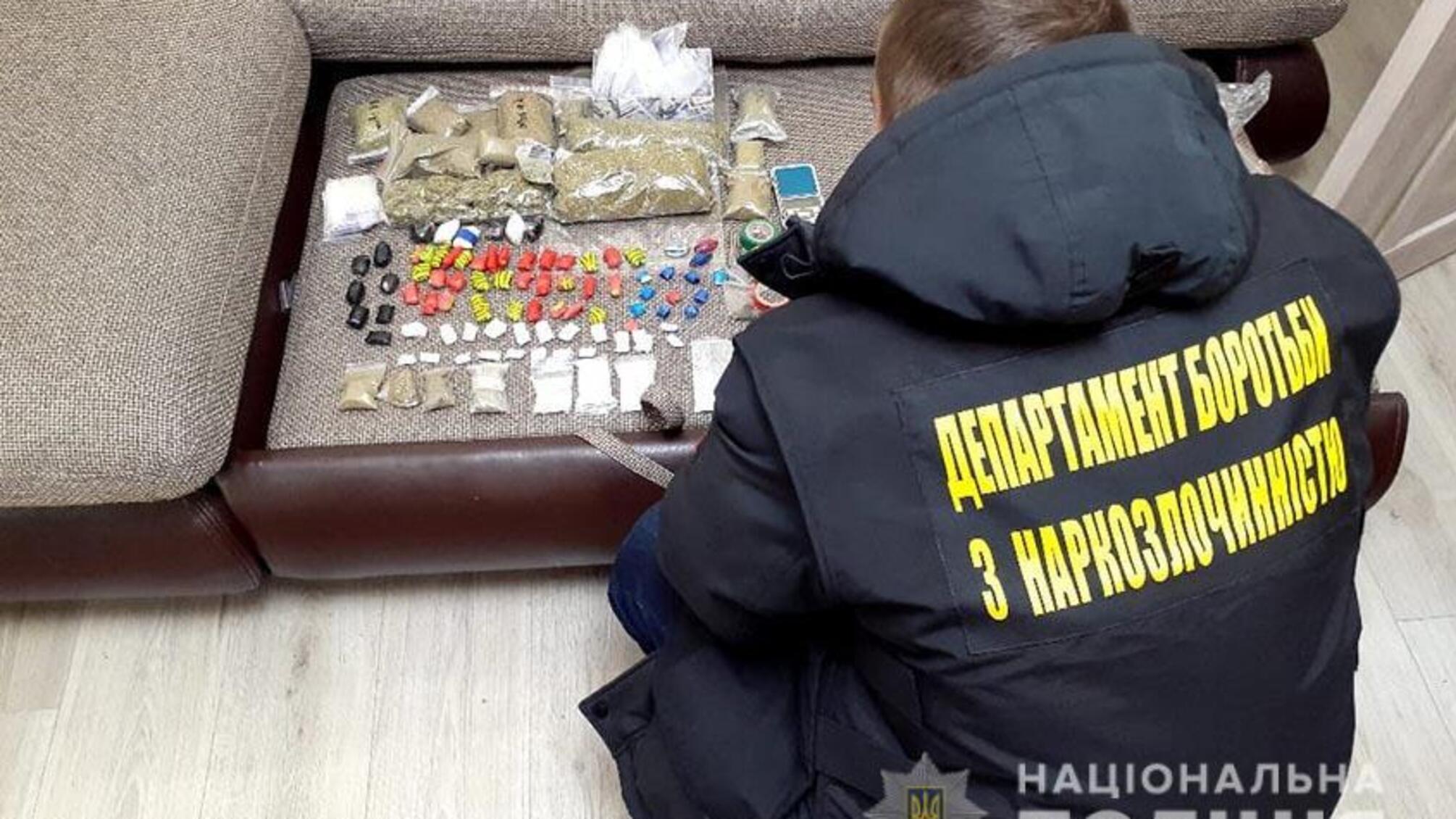 У Сумах оперативники викрили злочинну групу, яка розповсюджувала наркотики та психотропи через Telegram-канал