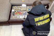 У Сумах оперативники викрили злочинну групу, яка розповсюджувала наркотики та психотропи через Telegram-канал