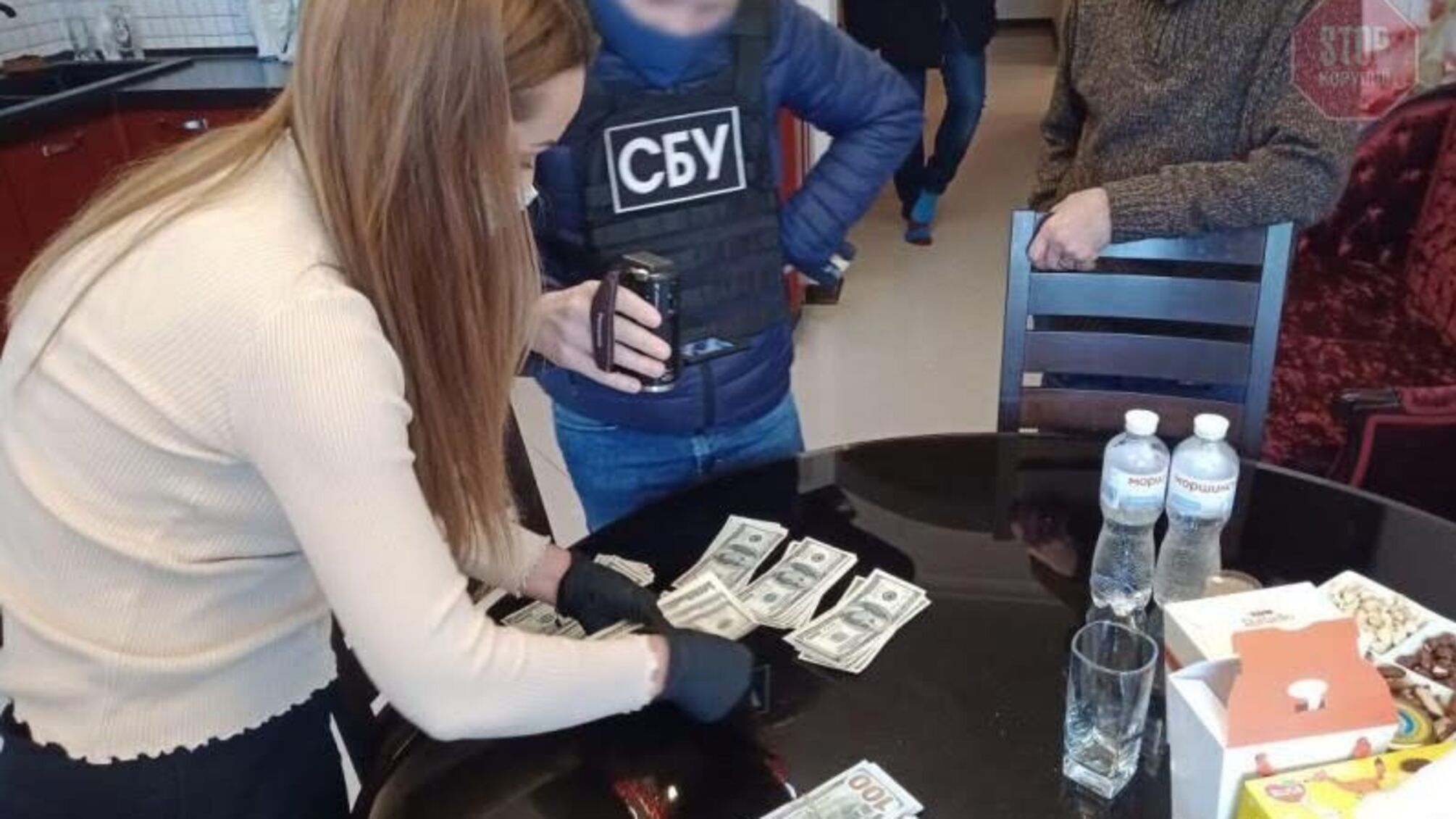 Посадовця Держгеокадастру викрили на хабарі у розмірі 52 тис доларів (фото)